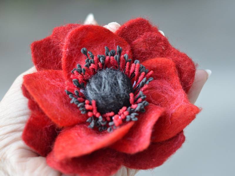 Hellrote Mohnblumen-Brosche Mit Schwarzen Staubgefäßen, Roter Filzblumen-Pin, Wollfilzschmuck Hellrote Mohnblumen-Brosche Mit Schwarzen Staubgefäßen, Roter Filzblumen-Pin, Wollfilzschmuck von ElisFeltCraftEU