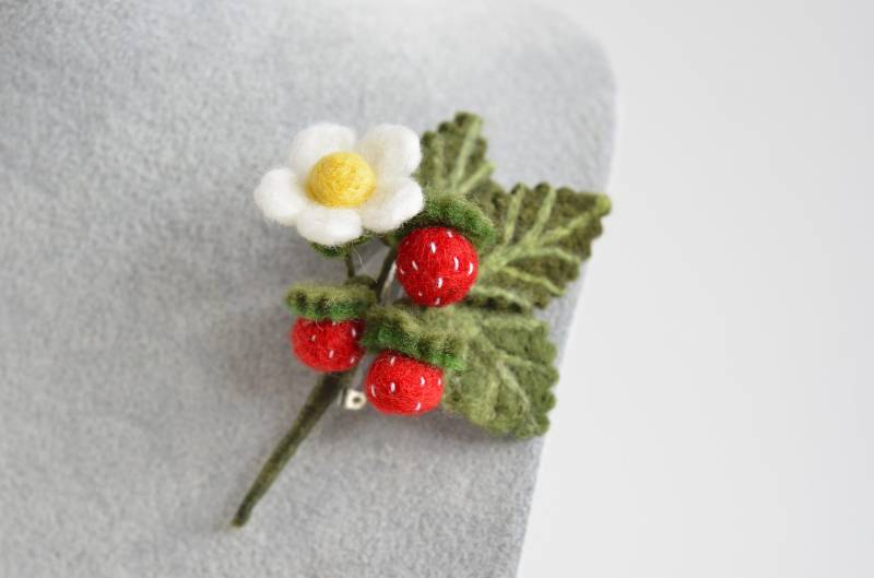 Nadel Gefilzte Erdbeere Brosche Handgemachte Anstecknadel Aus Wolle Nadel Gefilzte Erdbeere Brosche Handgemachte Anstecknadel Aus Wolle von ElisFeltCraftEU