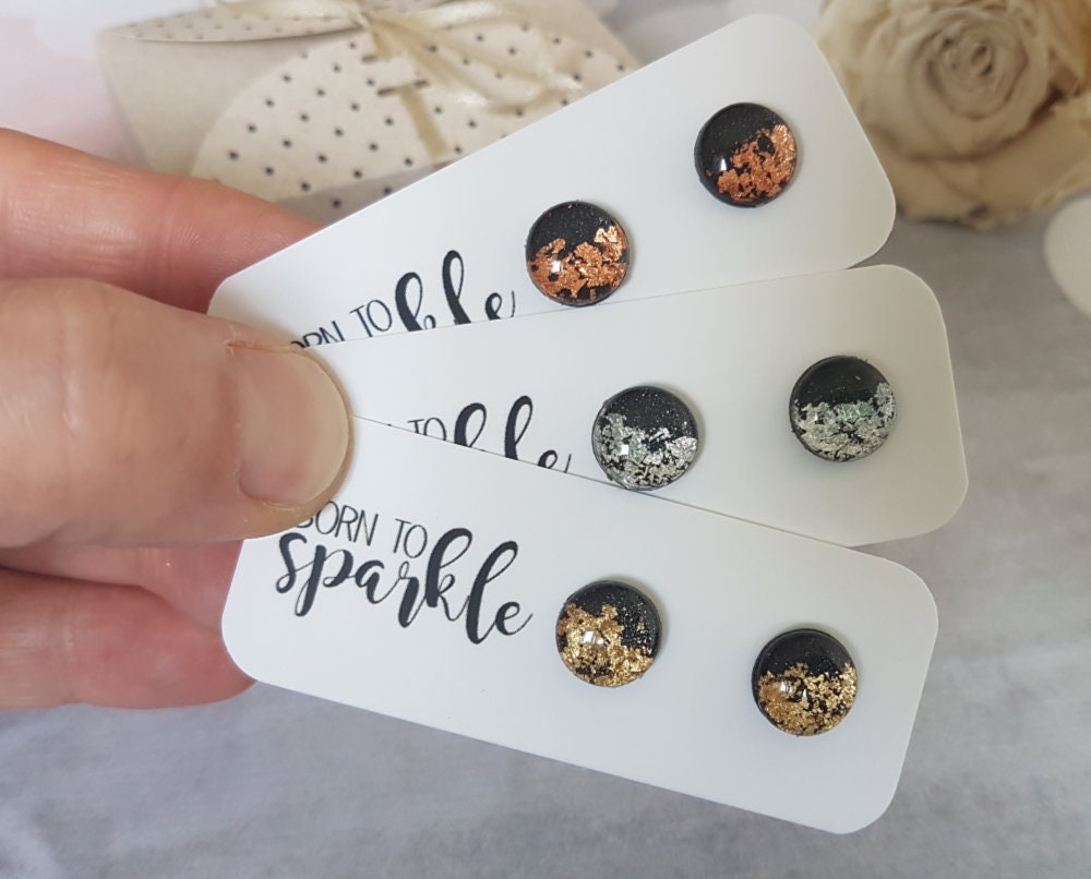 Schwarze Ohrstecker, Elegante Ohrringe Für Empfindliche Ohren, Kleine Ohrstecker Schwarz Und Gold, Schöne Schwarze Ohrringe, Statement Schwarz von ElisGiftBoutique
