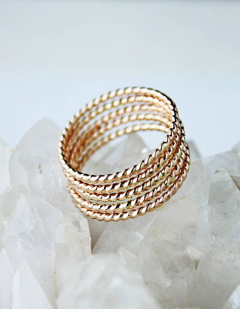 14K Gold Filled Stapelringe Gedrehter Draht, Set Von 5 Goldenen Ringen von ElisabethSpace