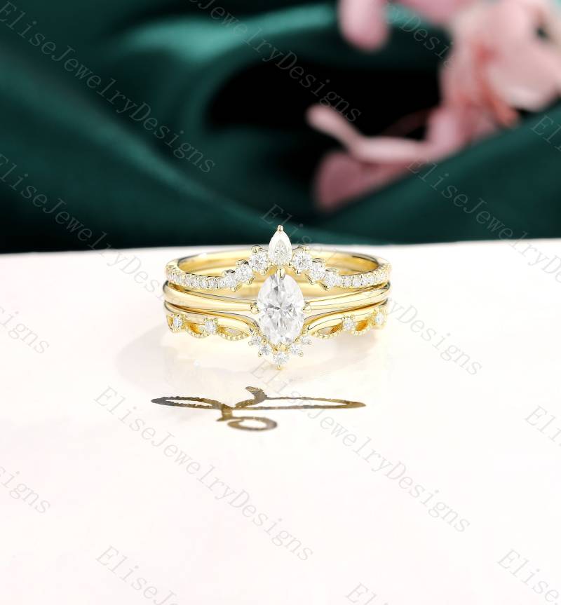 3Pcs Moissanit Verlobungsring Set Zierliche Solitär Ring Oval Moisanit Massiv Gelb Gold Vintage Versprechen Gebogen Ehering von EliseJewelryDesigns