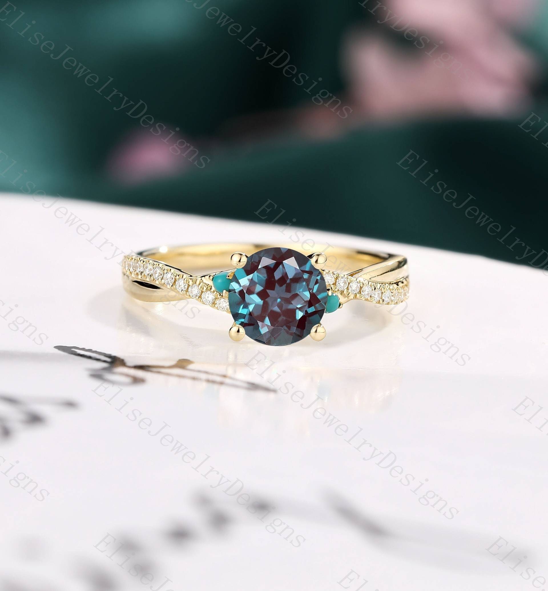 Antiker Alexandrit Verlobungsring | Gedrehter Ring Türkis Edelstein Infinity Gelbgold Versprechensring von EliseJewelryDesigns