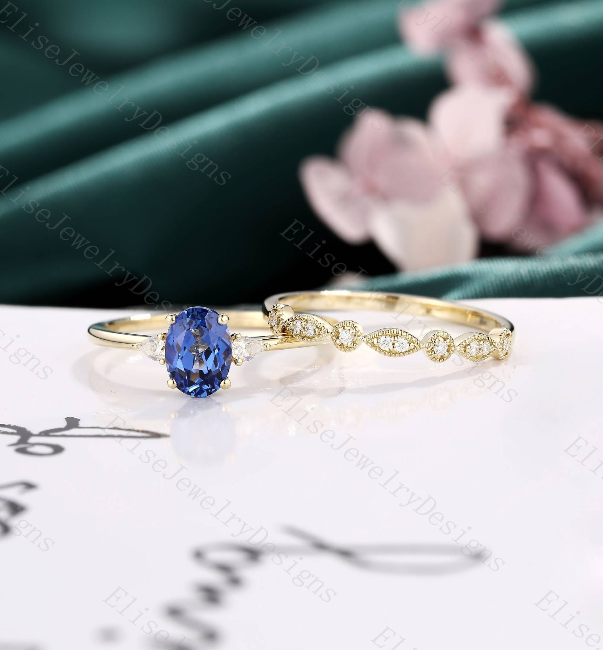 Antiker Saphir Verlobungsring Set | Oval Geschliffener Ring Gelbgold Cluster Ring Drei Stein Muttertagsgeschenk von EliseJewelryDesigns