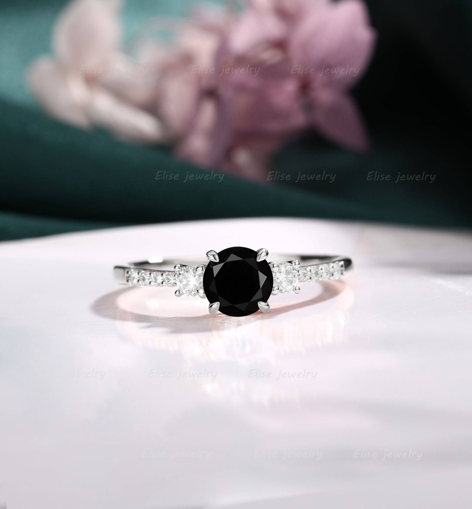 Antiker Schwarzer Onyx Verlobungsring | Rund Geschliffener Ring Weißgold Edelstein Cluster von EliseJewelryDesigns