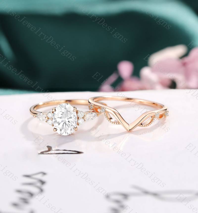 Art Deco Moissanite Verlobungsring Set | Ovaler Ring Roségold Cluster Chevron Ehering Handgemachter von EliseJewelryDesigns