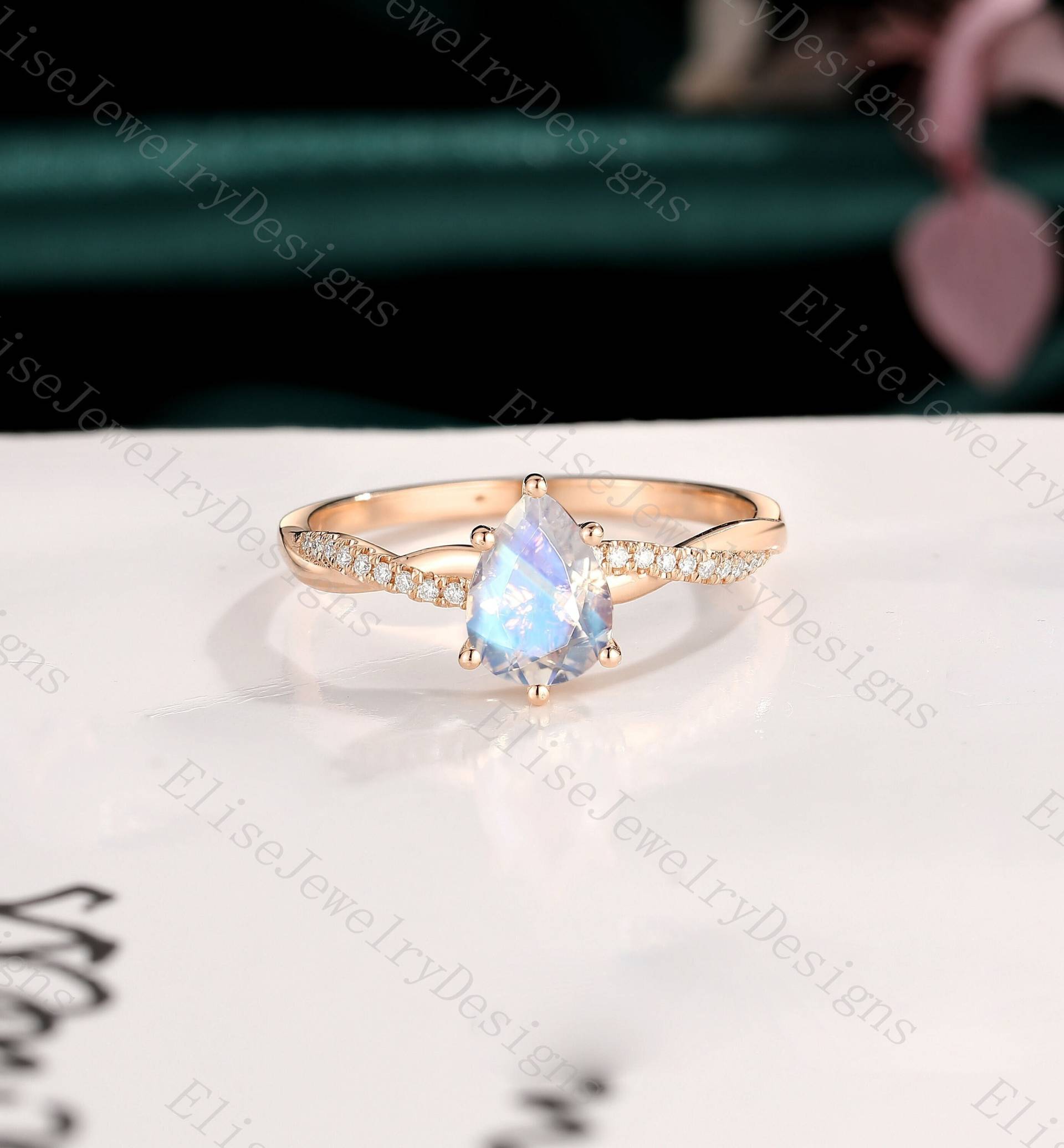 Art Deco Mondstein Verlobungsring | Vintage Ring Roségold Gedrehter Birnenförmiger Einzigartiger Jubiläumsring von EliseJewelryDesigns