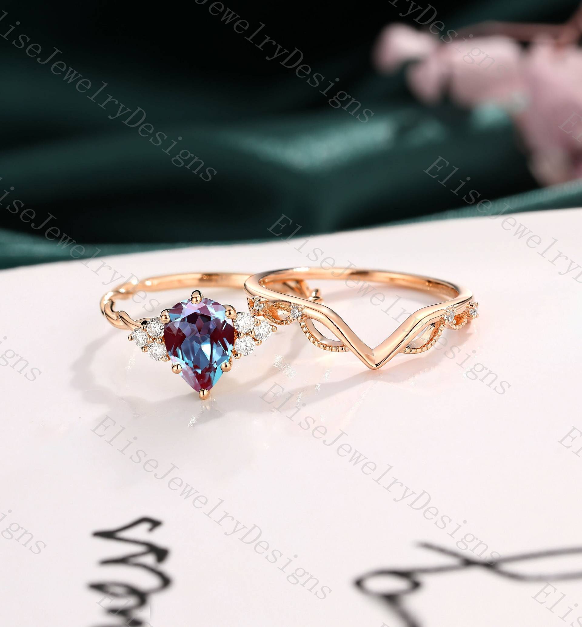 Birne Alexandrit Verlobungsring Set - Gedrehter Ring Cluster Marquise Chevron Ehering Rosegold von EliseJewelryDesigns