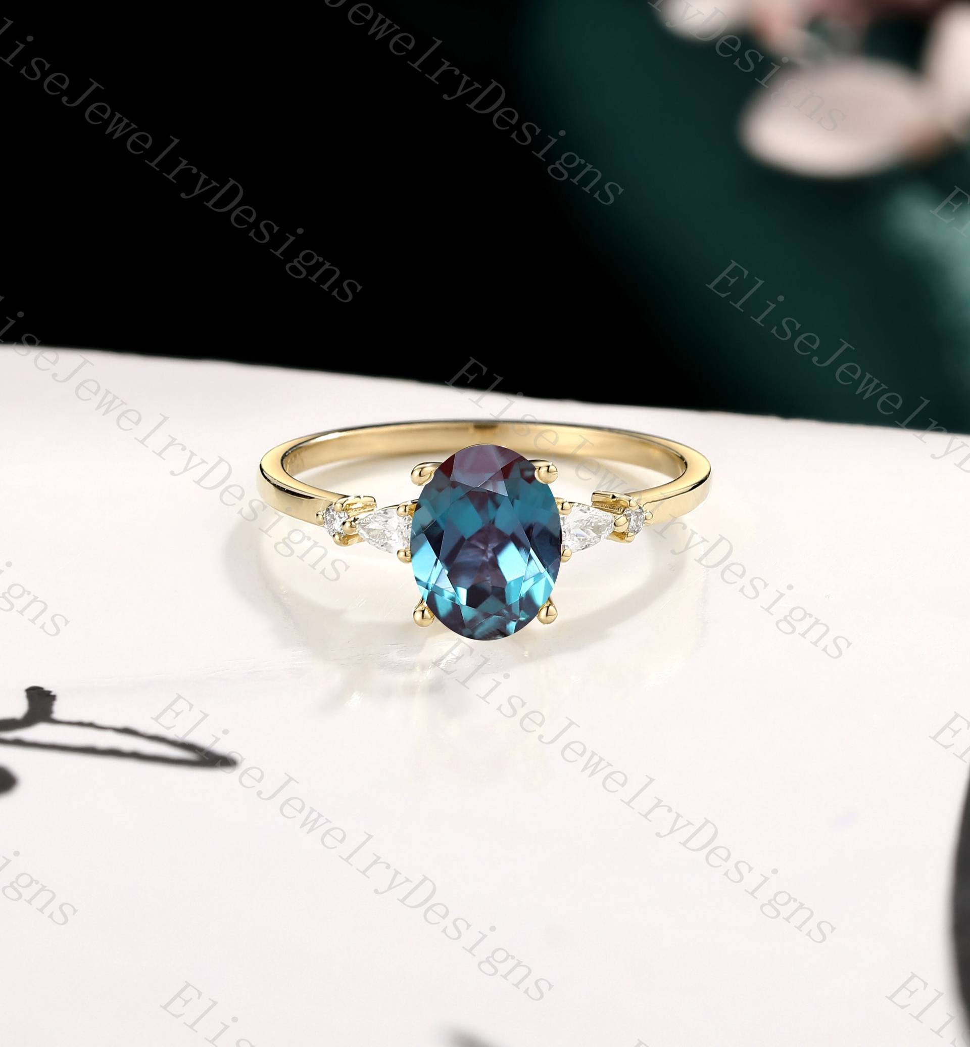 Einzigartiger Alexandrit Verlobungsring | Ovaler Ring Gelbgold Birnenschliff Unikat Diamant Stapelband Zierliche Versprechen von EliseJewelryDesigns