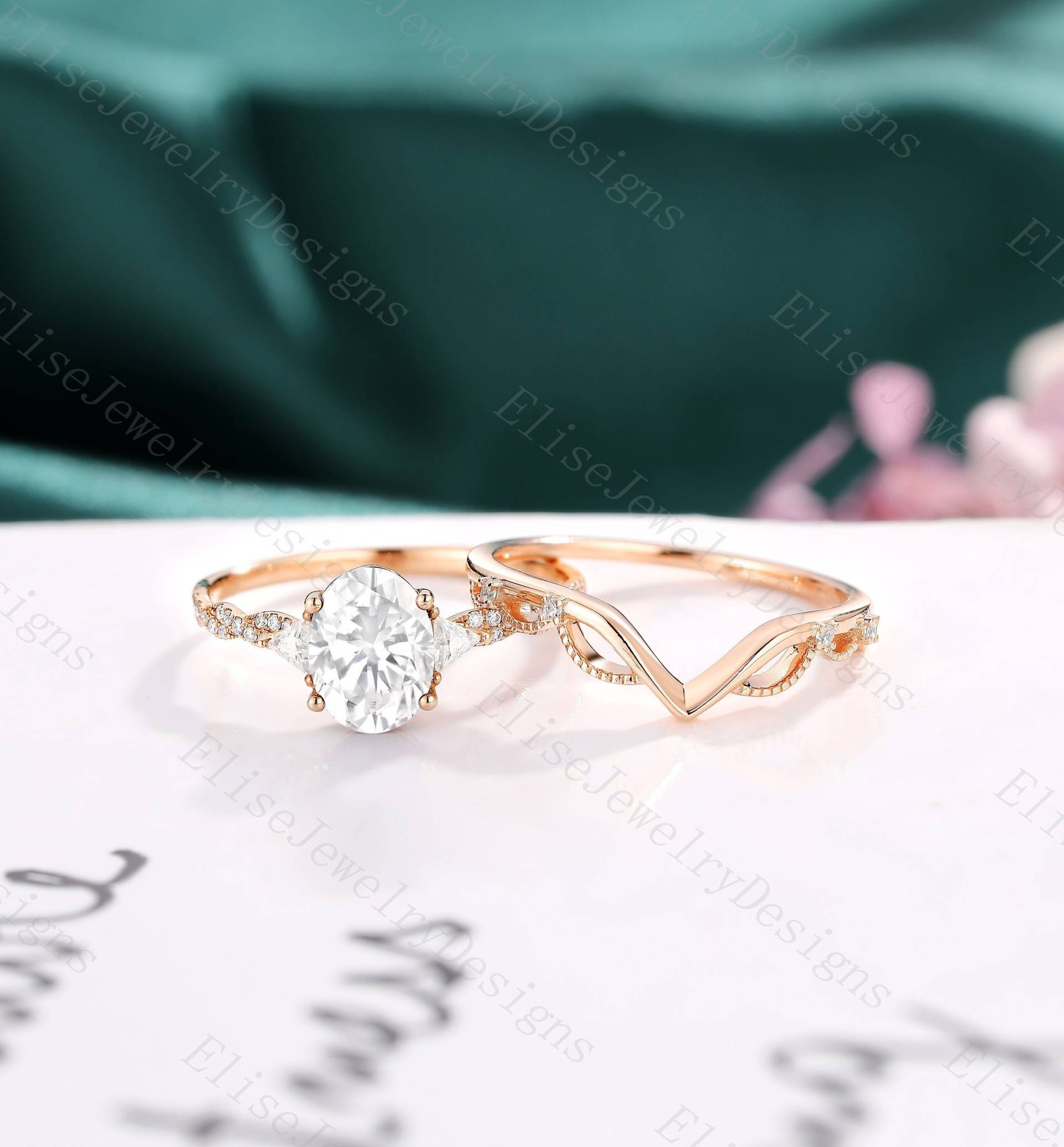 Einzigartiger Ovaler Moissanit Verlobungsring Set | Gedrehter Ring Geschwungenes Hochzeitsband Roségold Handgemachter von EliseJewelryDesigns