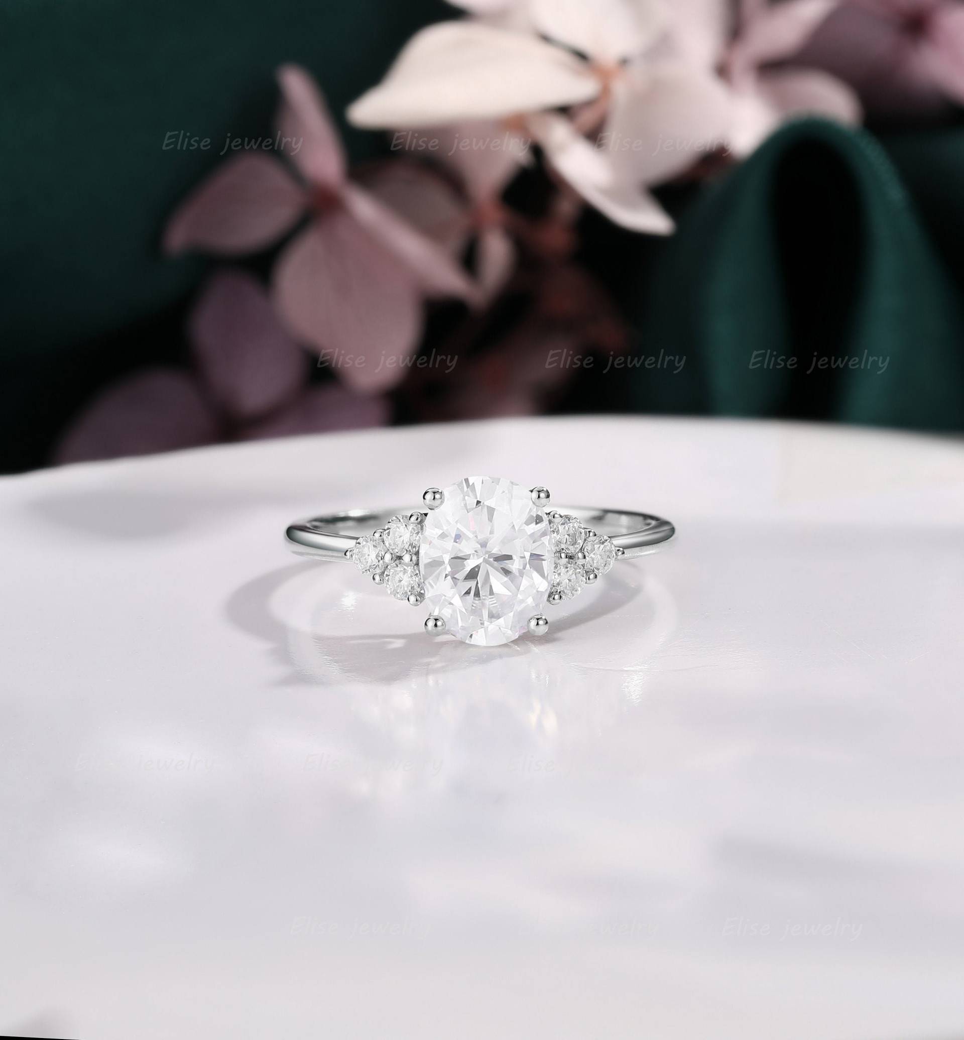 Einzigartiger Ovaler Moissanit Verlobungsring| Vintage Weißgold Ring| Moissanit/Diamant Cluster Ring Für Frauen| Stapelring von EliseJewelryDesigns
