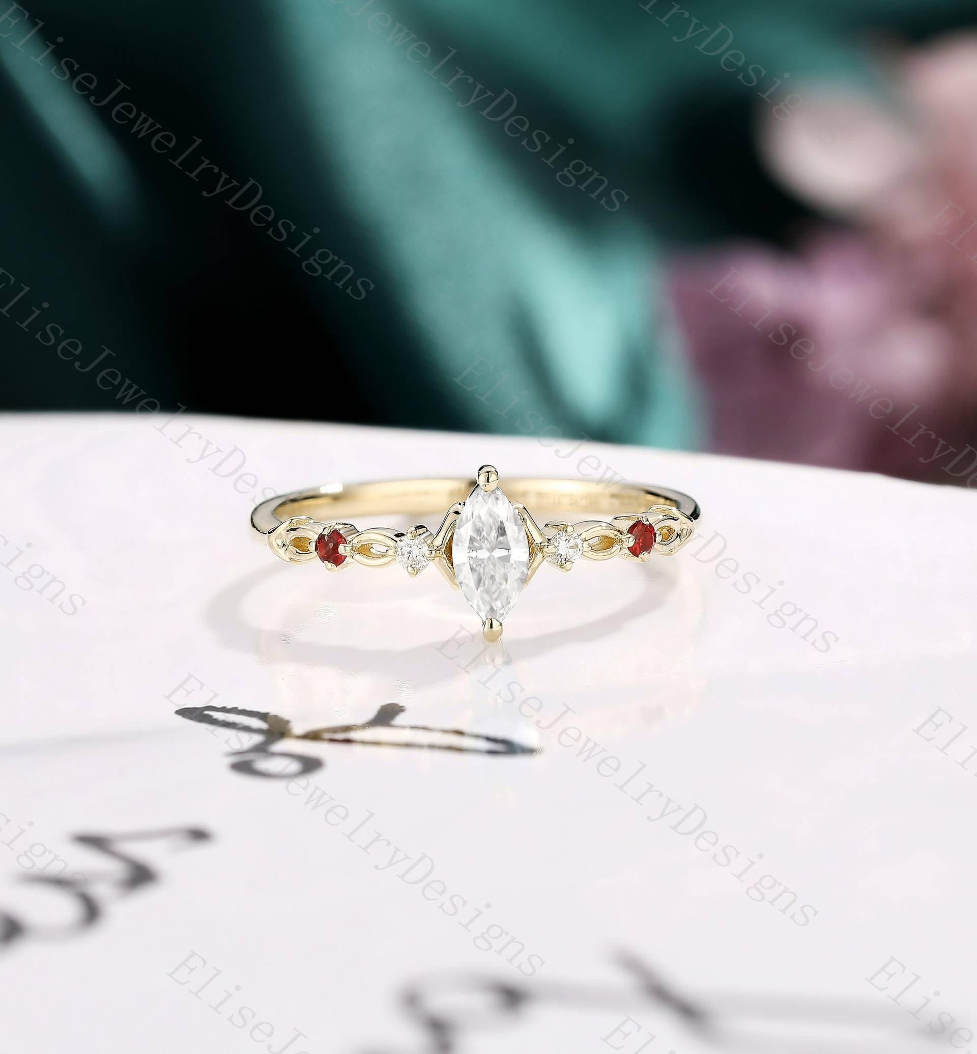 Marquise Cut Moissanit Verlobungsring | Ring Gelbgold Rubin Winziger Steinring Jubiläumsring Art Deco von EliseJewelryDesigns