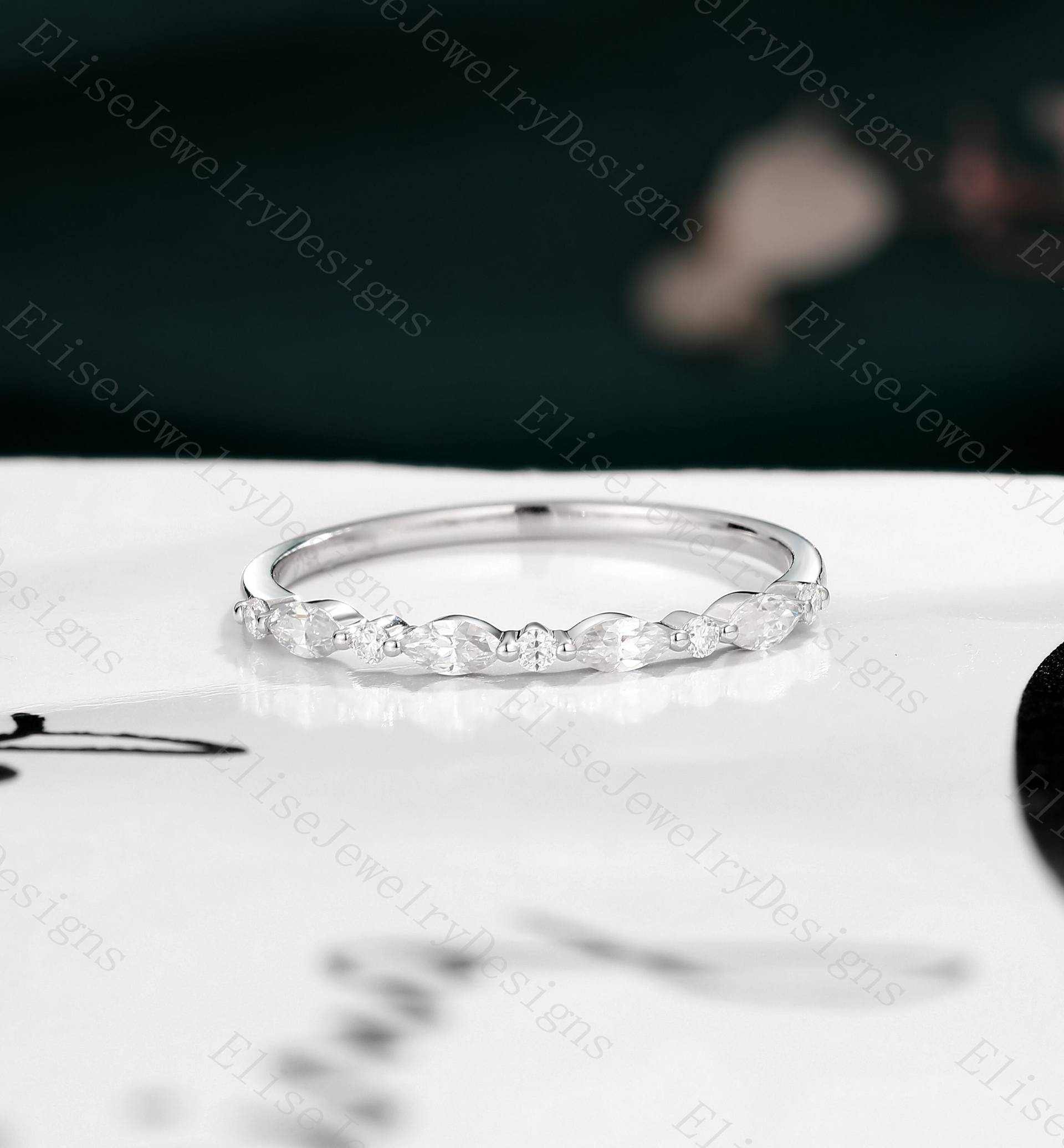 Moissanit Hochzeitsband | Weißgold Ehering Einzigartiges Marquise Zierliche Perlen Ring Jubiläumsband von EliseJewelryDesigns