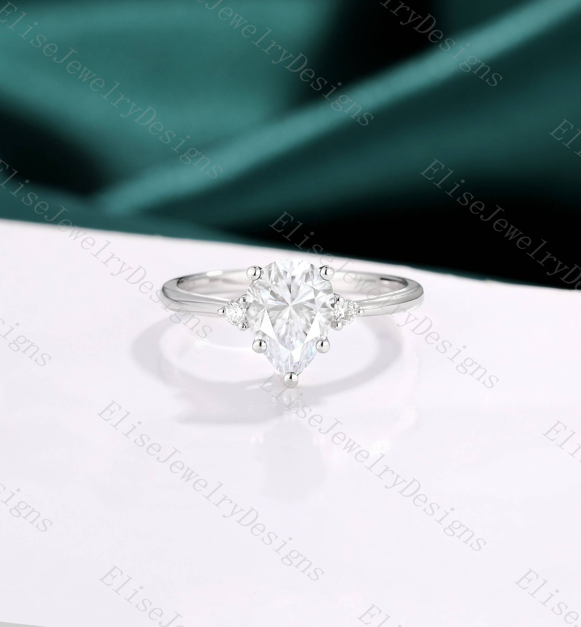 Moissanit Ring Vintage - Pear Verlobungsring Drei Stein Weißgold Für Frauen von EliseJewelryDesigns