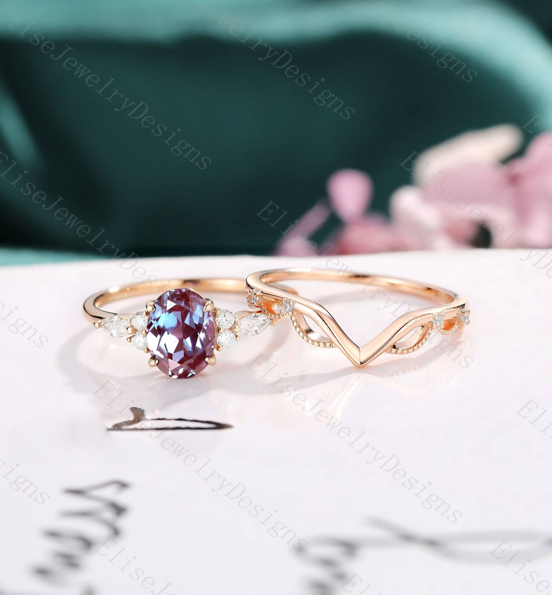 Oval Cut Alexandrit Verlobungsring Set Einzigartige Cluster Ring Vintage Rose Gold Für Frauen Chevron Ehering Versprechen Jahrestag von EliseJewelryDesigns