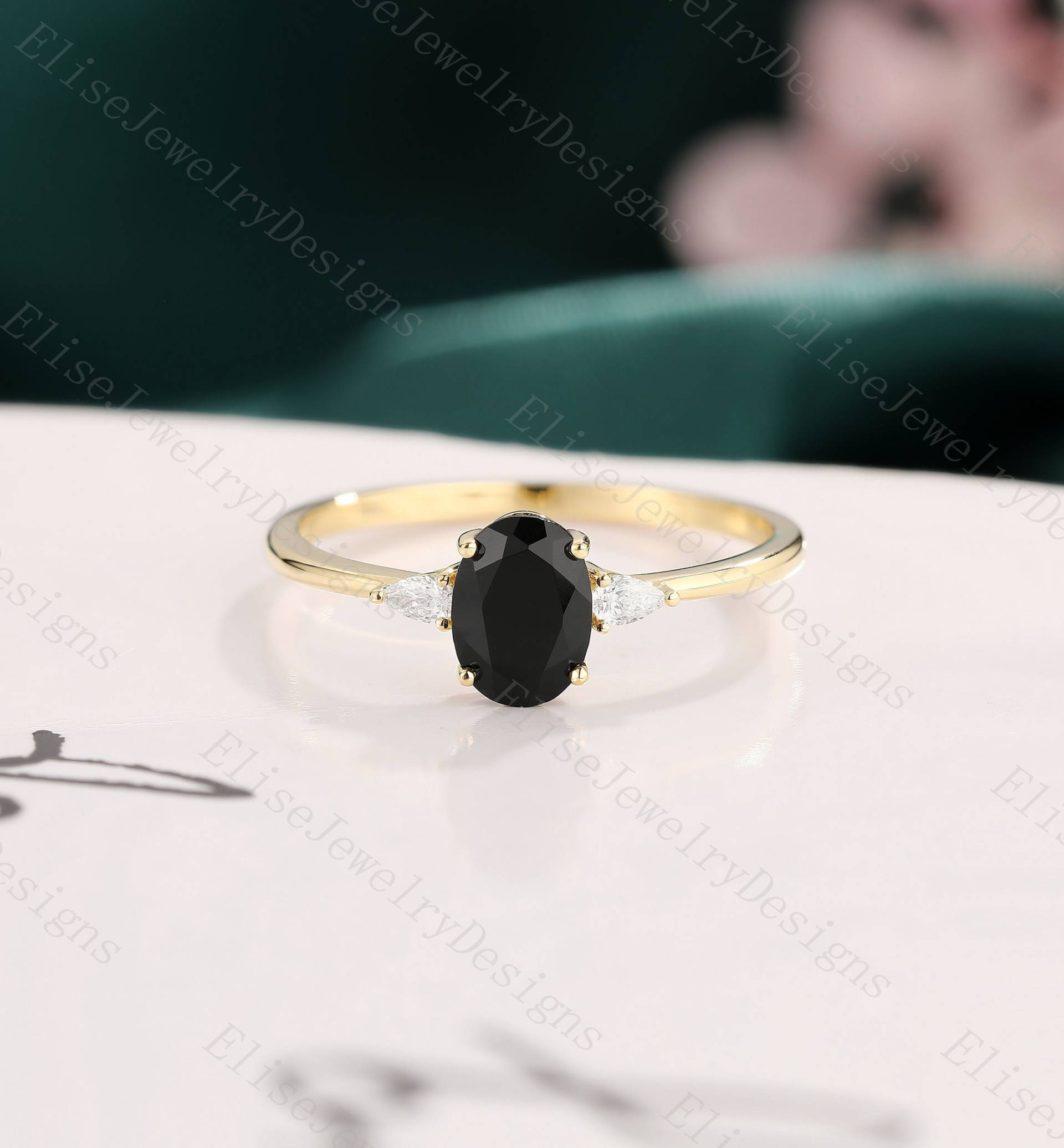 Oval Geschliffener Schwarzer Onyx Verlobungsring Gelbgold Vintage Ring Antik Zierlicher Jahrestag Cluster Diamant Brautring von EliseJewelryDesigns