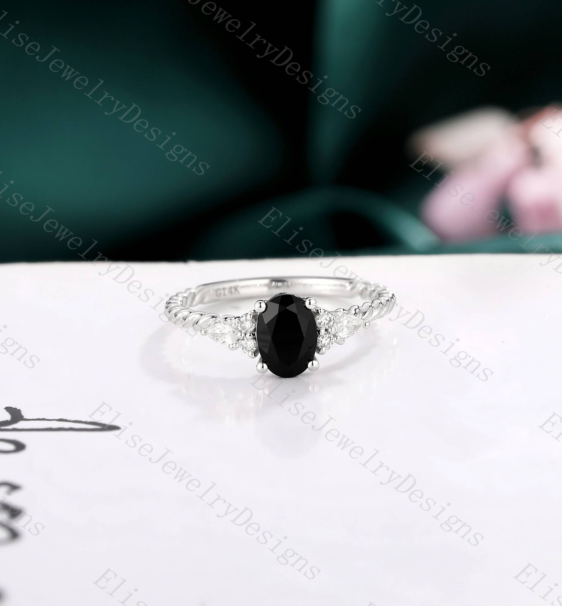 Oval Schwarzer Onyx Verlobungsring | Cluster Moissanite Ring Birne Diamant Verdrehter Bandring Massiver Weißgold Seil von EliseJewelryDesigns