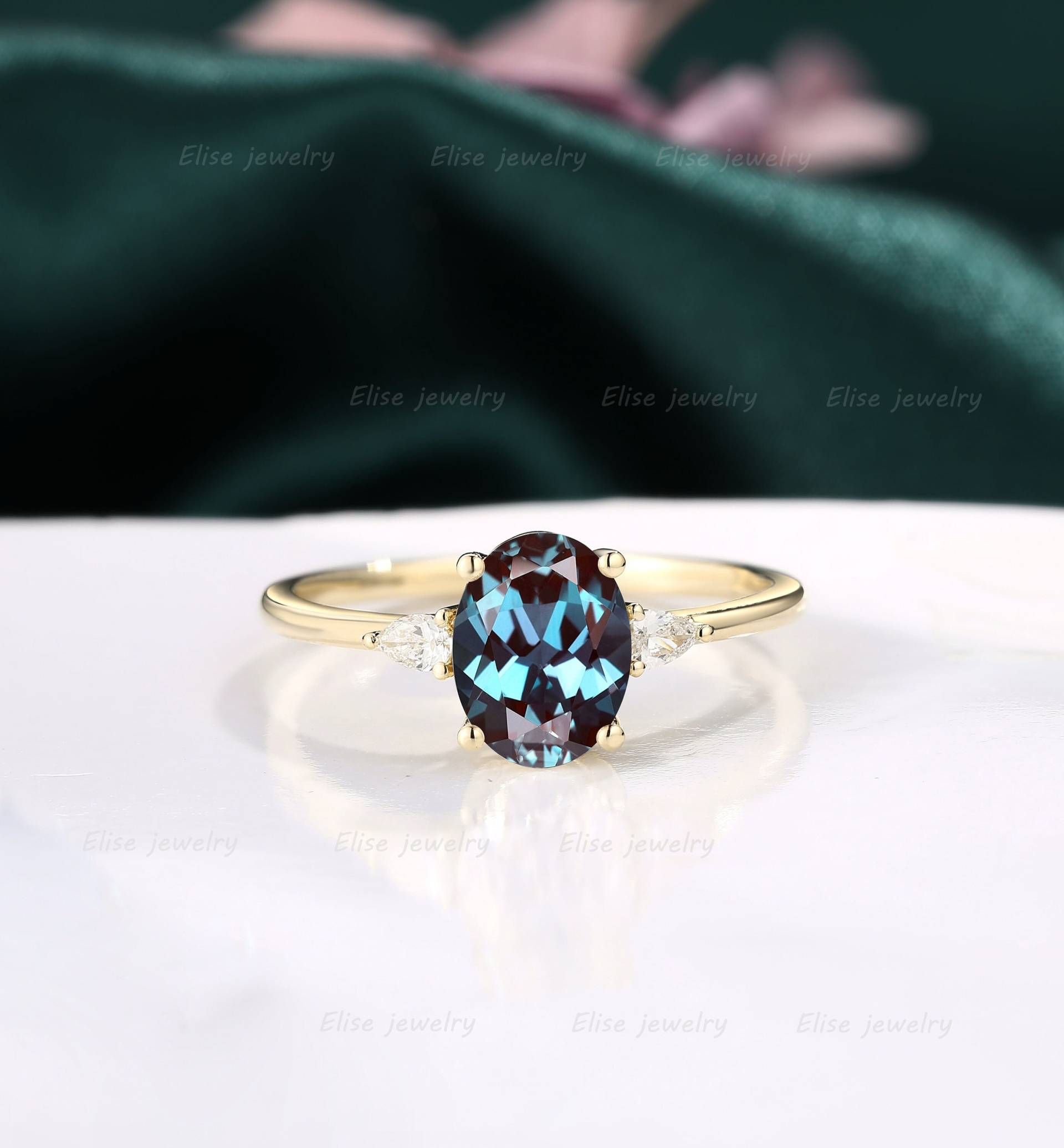 Ovaler Alexandrit Verlobungsring | Labradorit Ring Birne Moissanite Versprechen Gelbgold Zarter Diamant von EliseJewelryDesigns