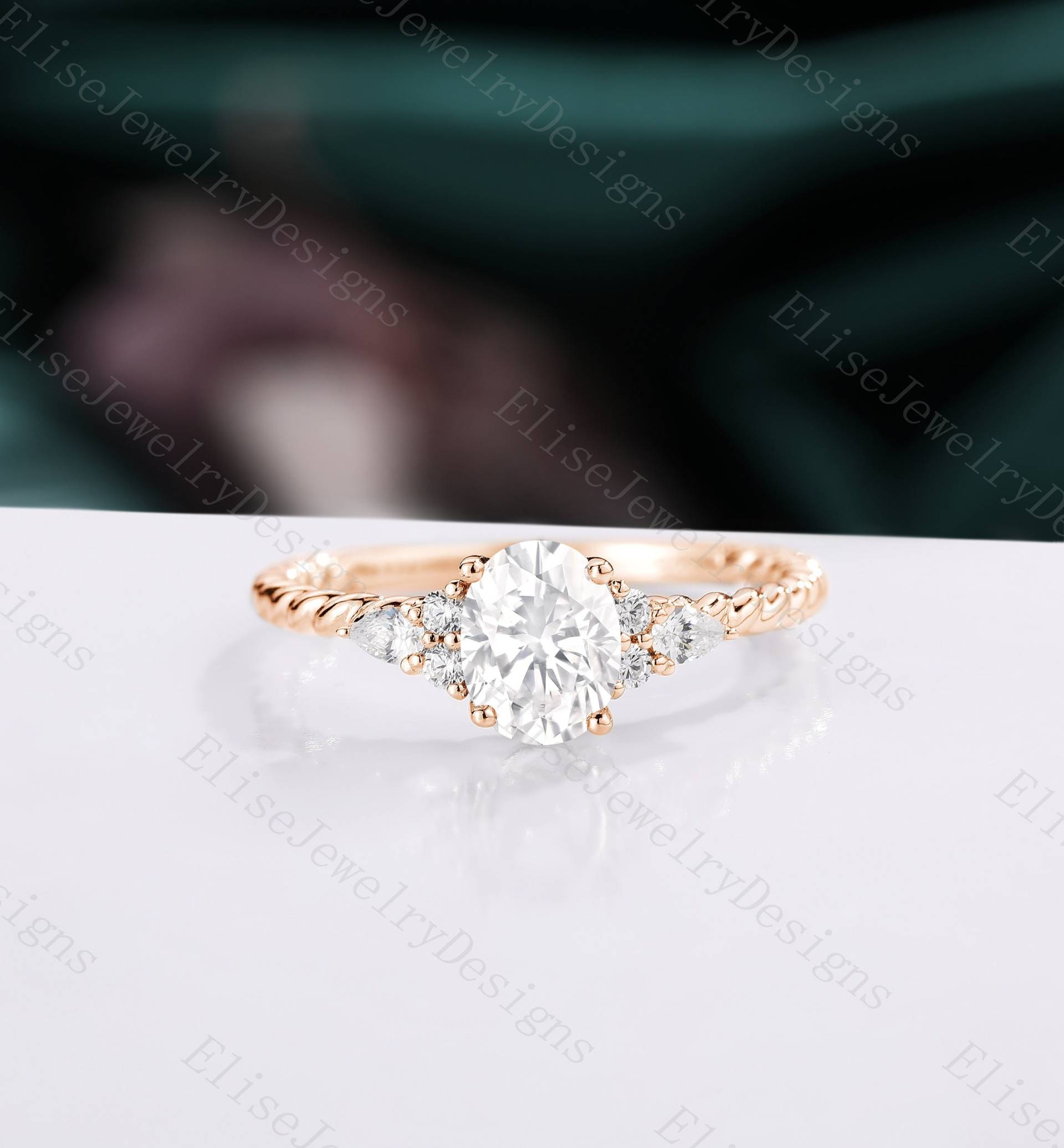 Ovaler Geschnittener Moissanit Verlobungsring Twisted Ring Roségold Handarbeit Schmuck Jahrestag Hochzeit Brautring von EliseJewelryDesigns