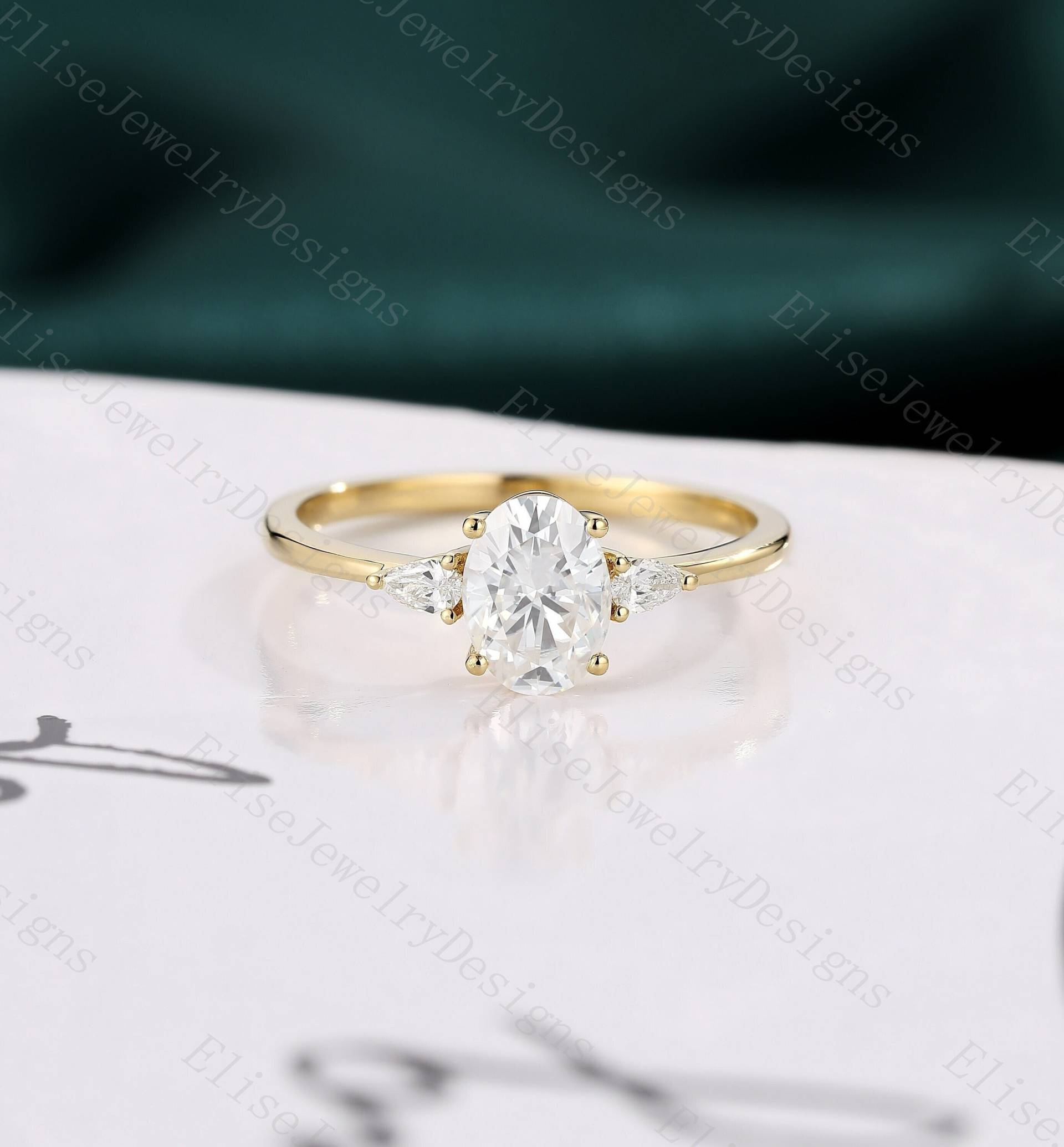 Ovaler Moissanit Verlobungsring Vintage Gelbgold Antik Zarter Jahrestag Diamant Drei Stein Ring von EliseJewelryDesigns