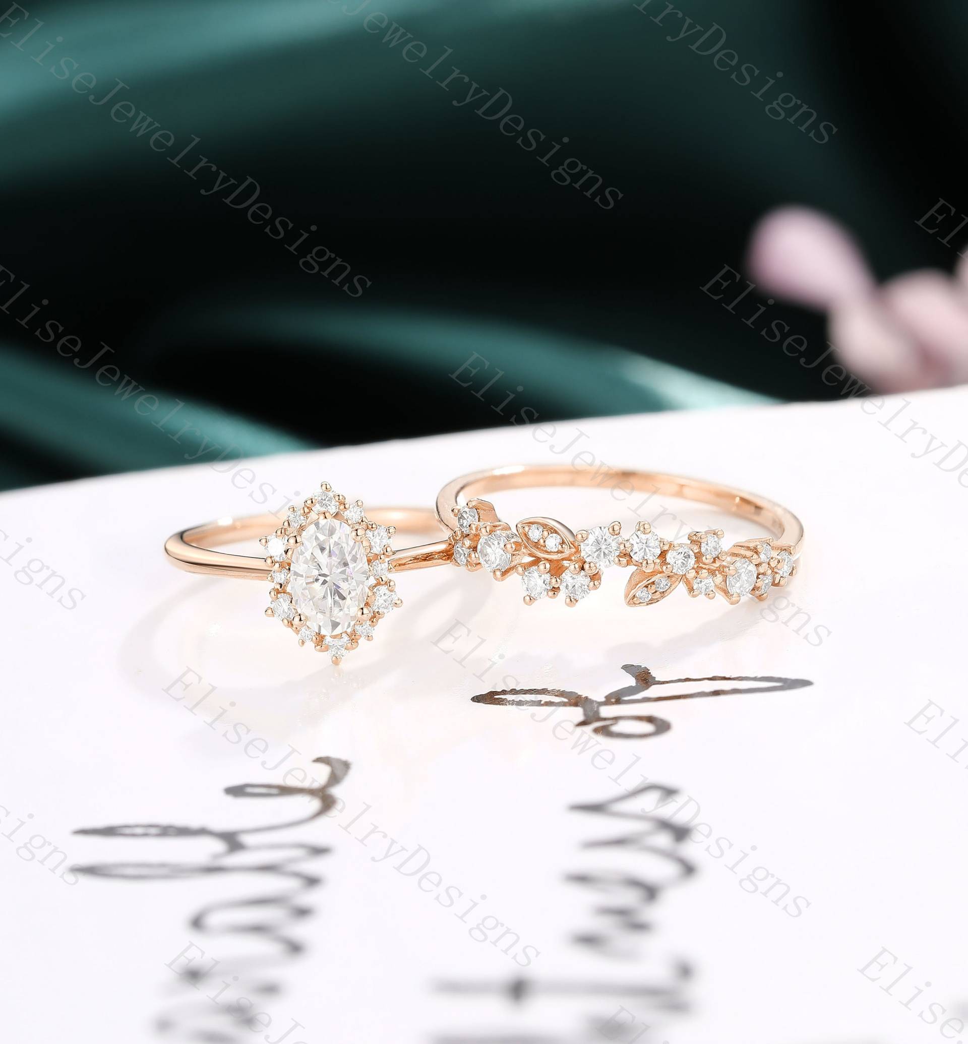 Ovaler Schliff Moissanit Verlobungsring Set Vintage Halo Roségold Unikat Cluster Ring Stapelblatt Diamant Hochzeit Brautring von EliseJewelryDesigns