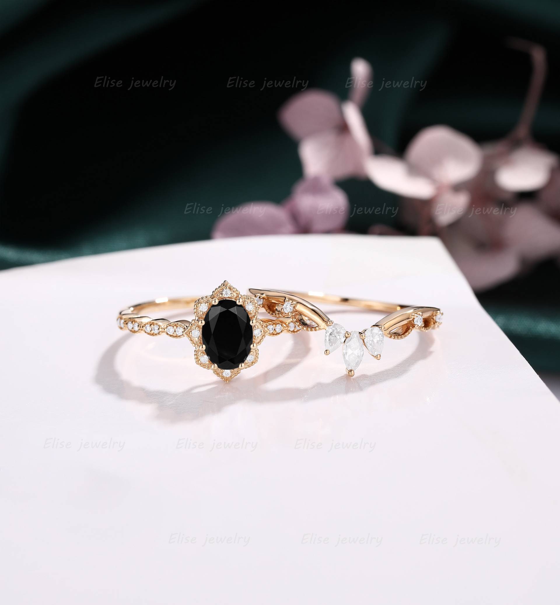 Ovaler Schwarzer Onyx Verlobungsring Set Vintage Halo Milgrain Rose Gold Unikat Cluster Ring Diamant Braut Jahrestag von EliseJewelryDesigns