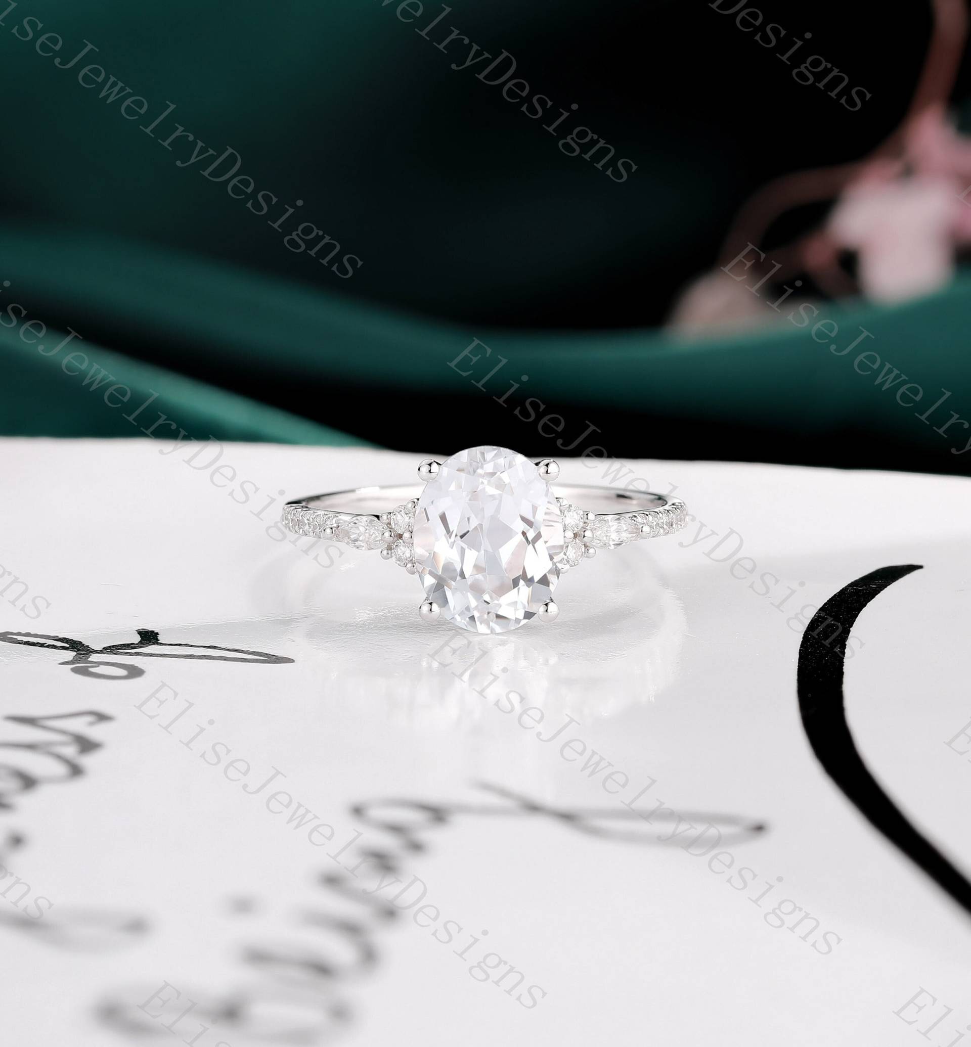 Ovaler Weißer Saphir Verlobungsring | Cluster Ring Weißgold Personalisierter Für Frauen Handgemachter von EliseJewelryDesigns