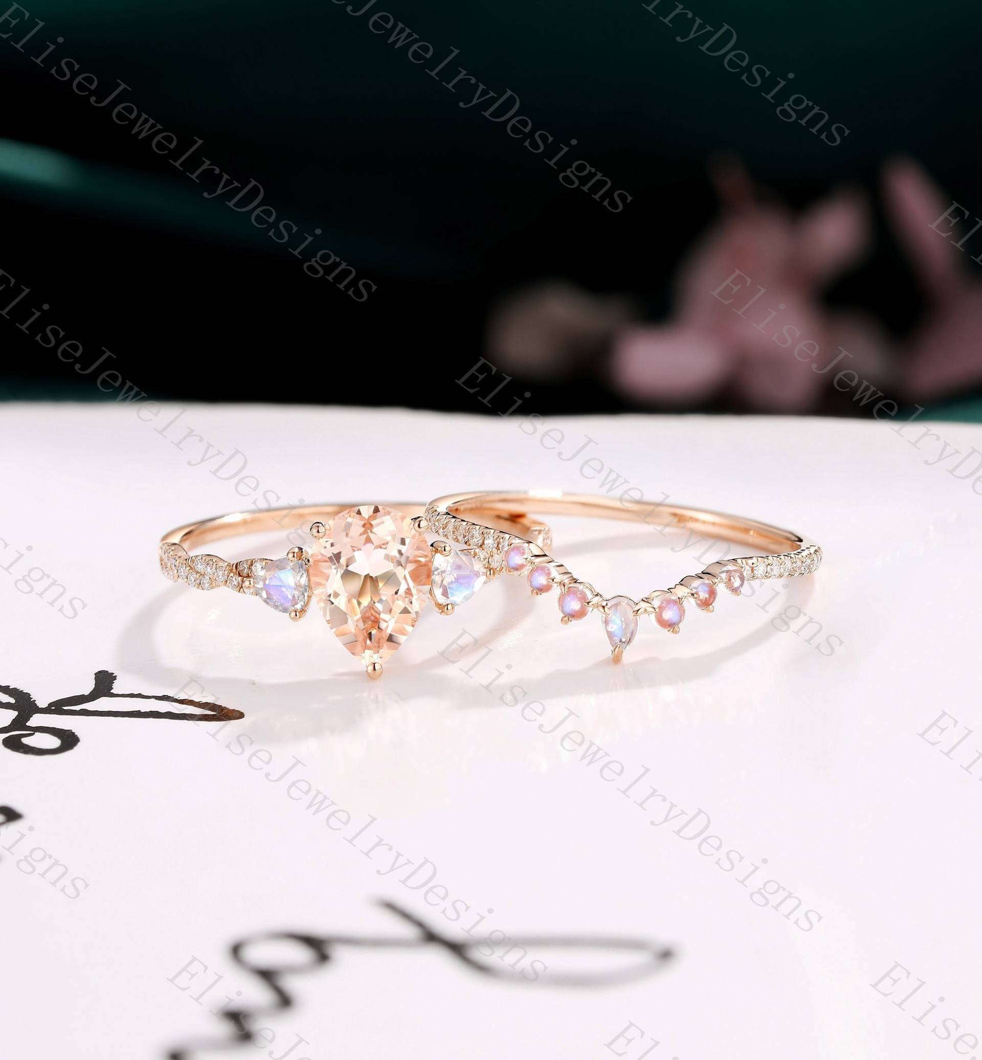 Pear Morganit Verlobungsring Set | Gedrehter Ring Dreieck Stein Mondstein Geschwungenes Hochzeitsband Roségold von EliseJewelryDesigns