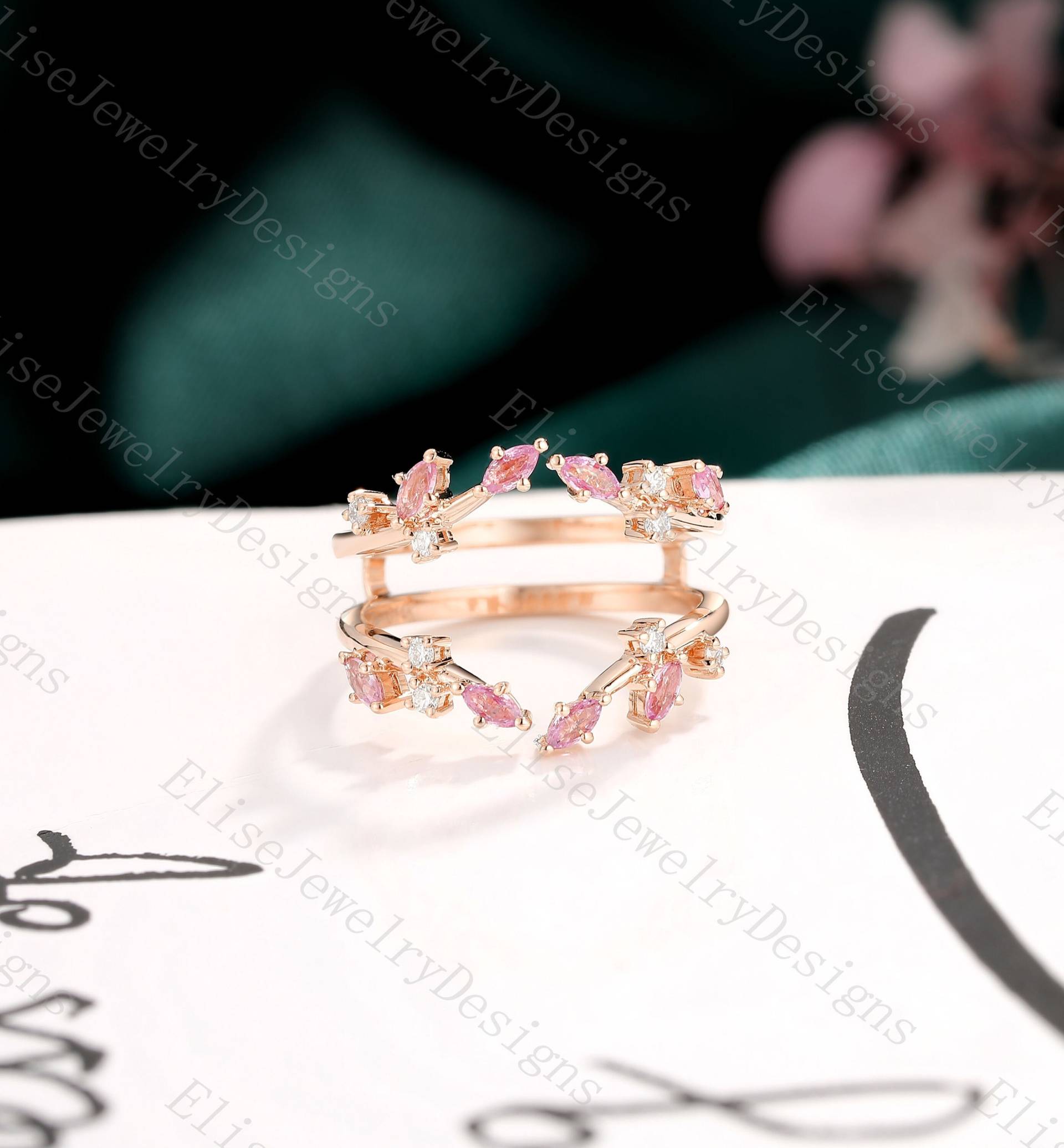 Rosa Saphir Hochzeitsband | Enhancer Blatt Einzigartiger Moissanit Ring Roségold Vintage Marquise Floraler Stapelring von EliseJewelryDesigns