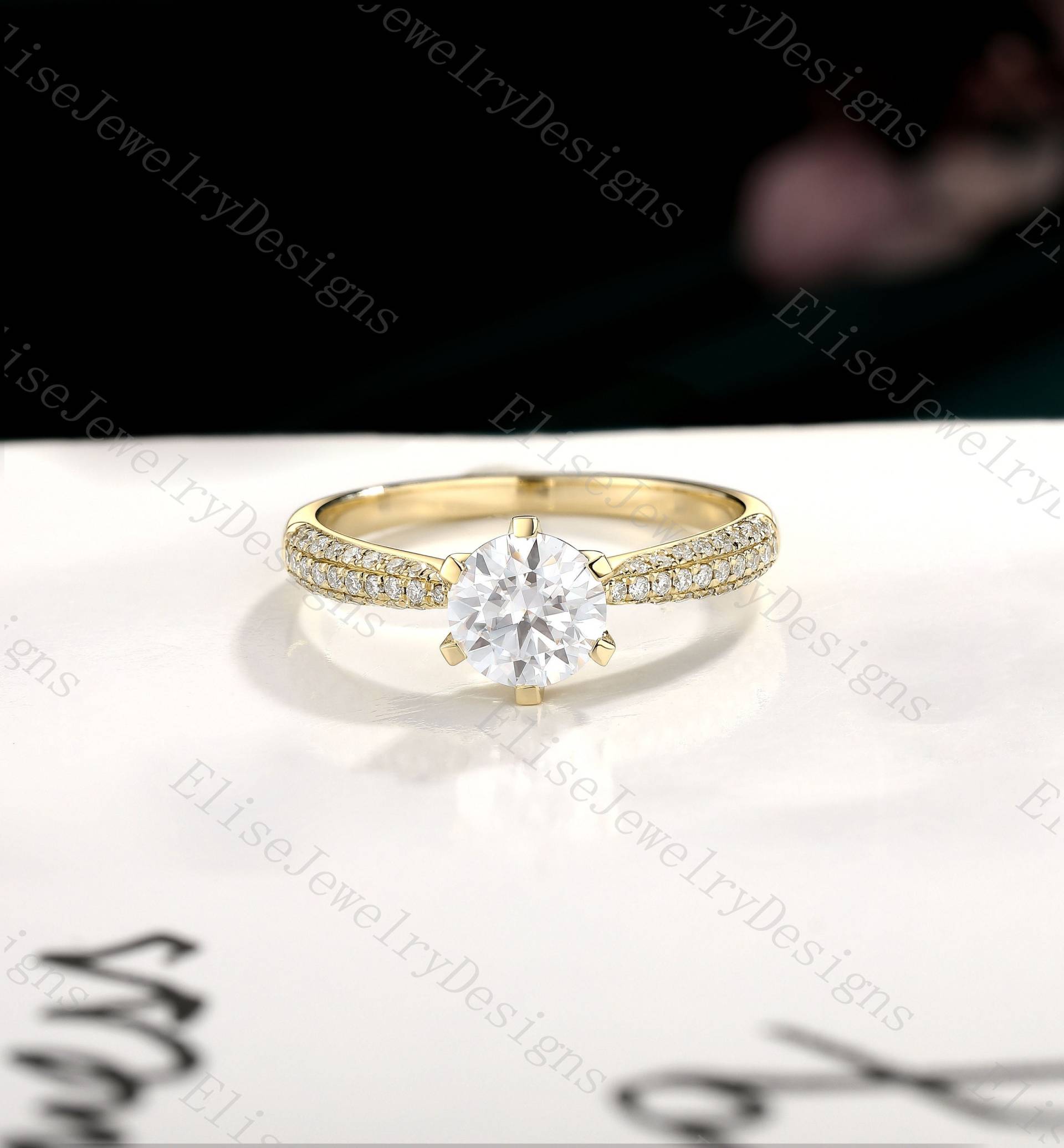 Runder Moissanit Verlobungsring | Sechs Prong Ring Pave Vintage Gelbgold Zarter Diamant von EliseJewelryDesigns