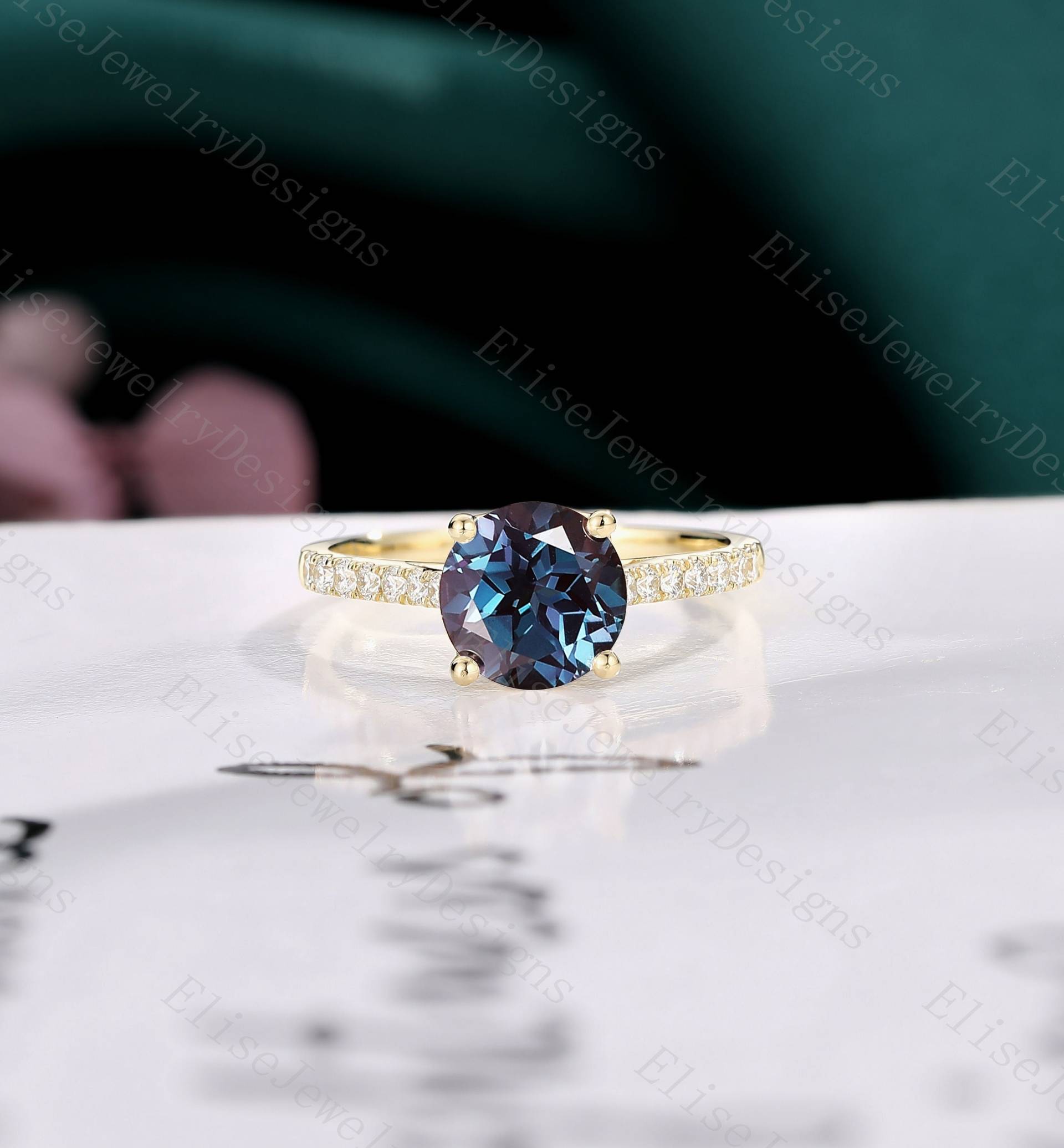 Rundschliff Alexandrit Verlobungsring - Solitär Hidden Halo Ring Pave Moissanit Gelbgold von EliseJewelryDesigns