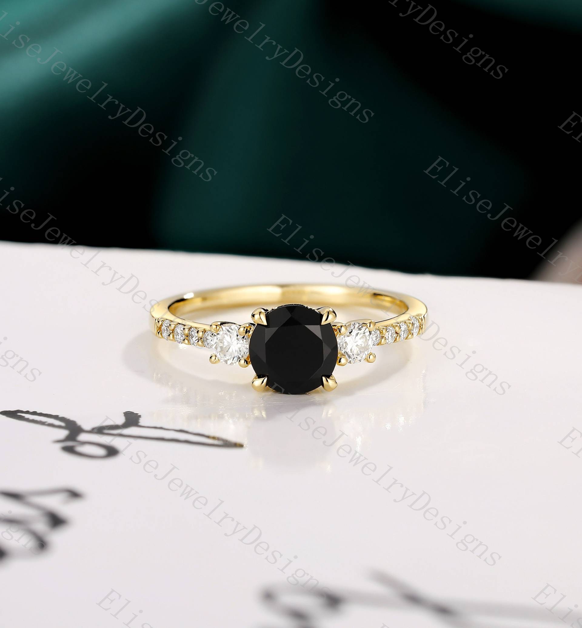 Rundschliff Schwarzer Onyx Verlobungsring - Cluster Moissanit Ring Drei Stein Gelbgold von EliseJewelryDesigns