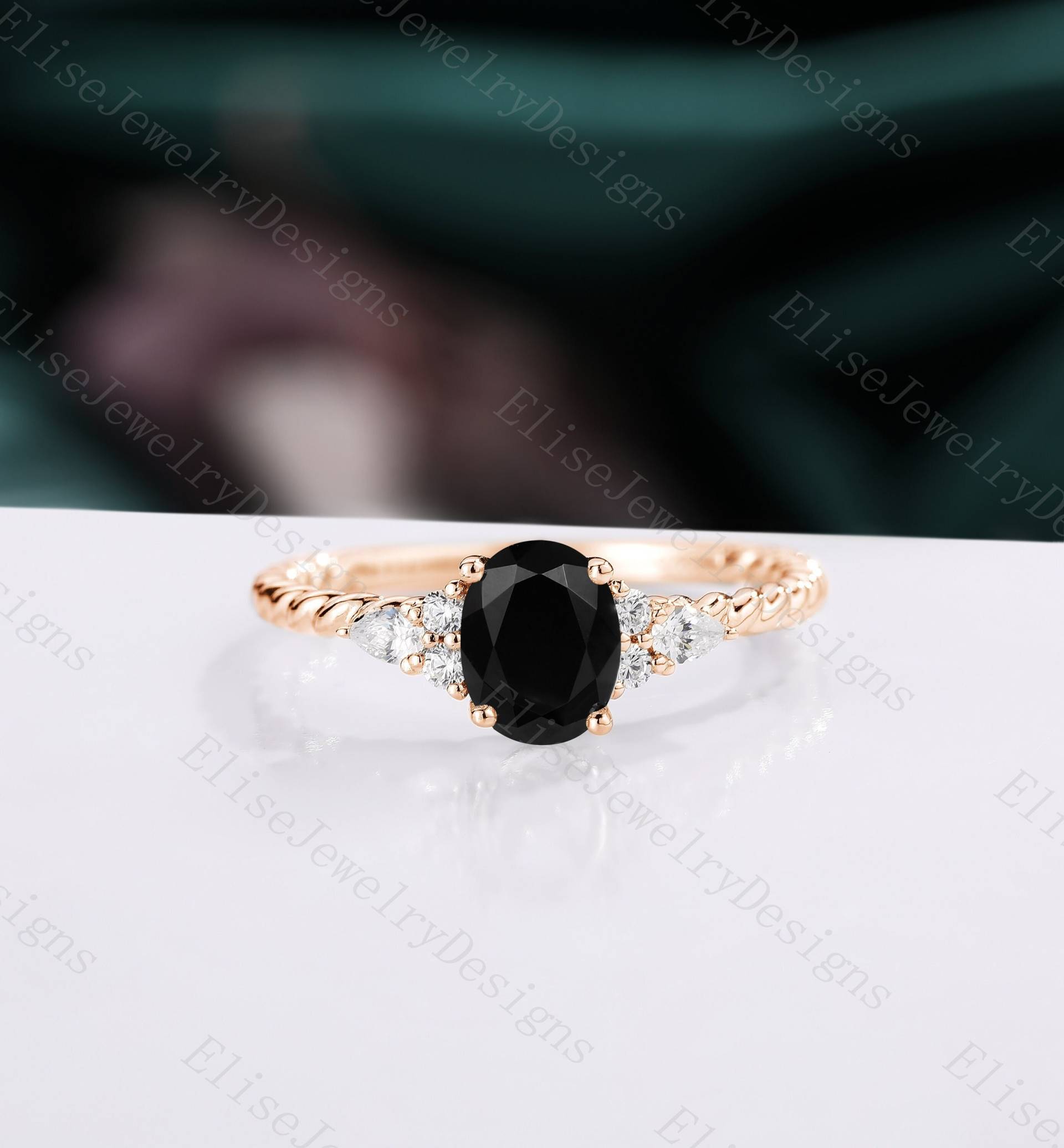 Schwarzer Onyx Ring Vintage - Ovaler Gedrehter Roségold Cluster Diamant von EliseJewelryDesigns