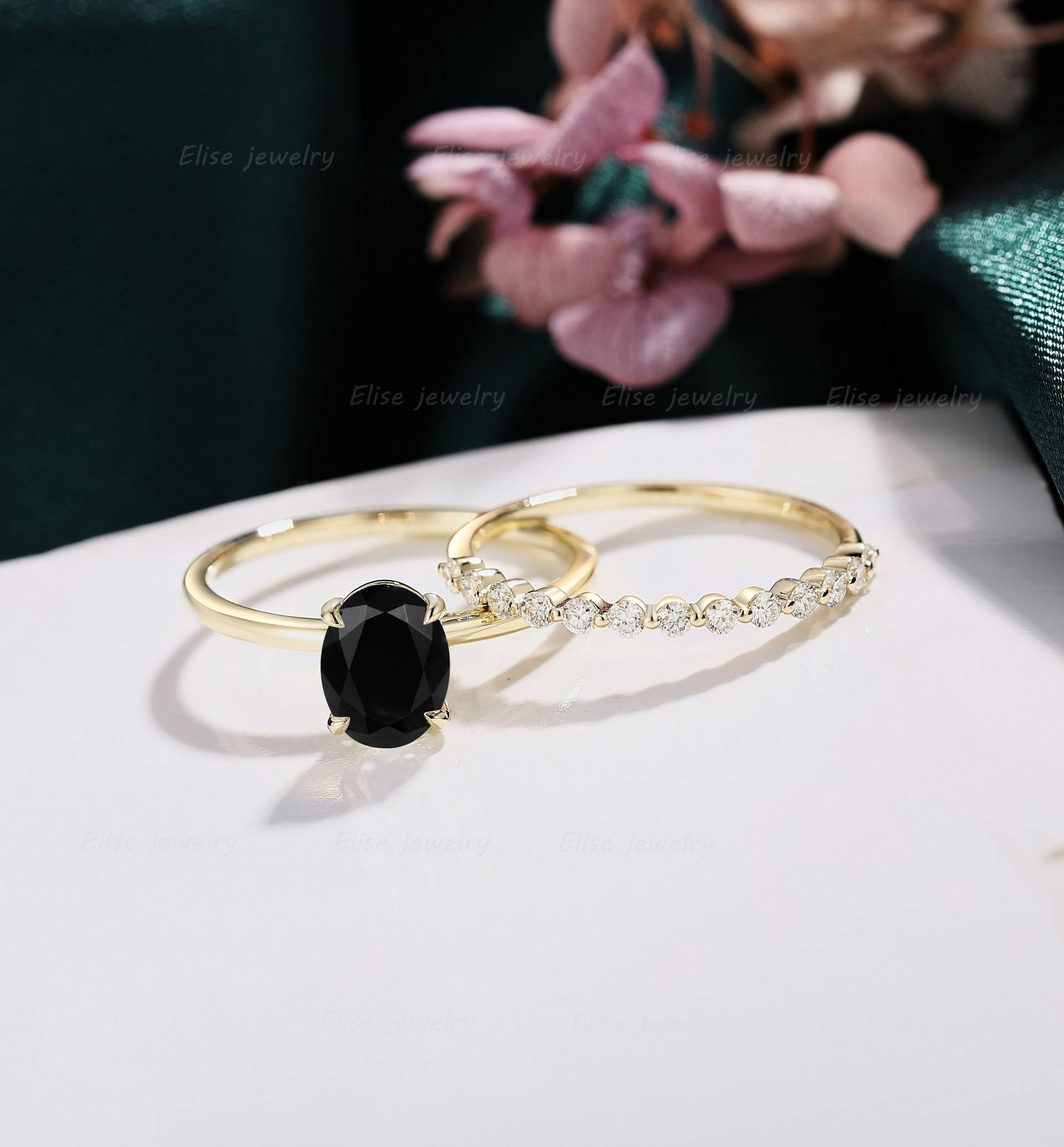 Schwarzer Onyx Verlobungsring Set Oval Ring Stapelring Moissanit Klassisch Gelbgold Versprechen Jubiläum Custom von EliseJewelryDesigns