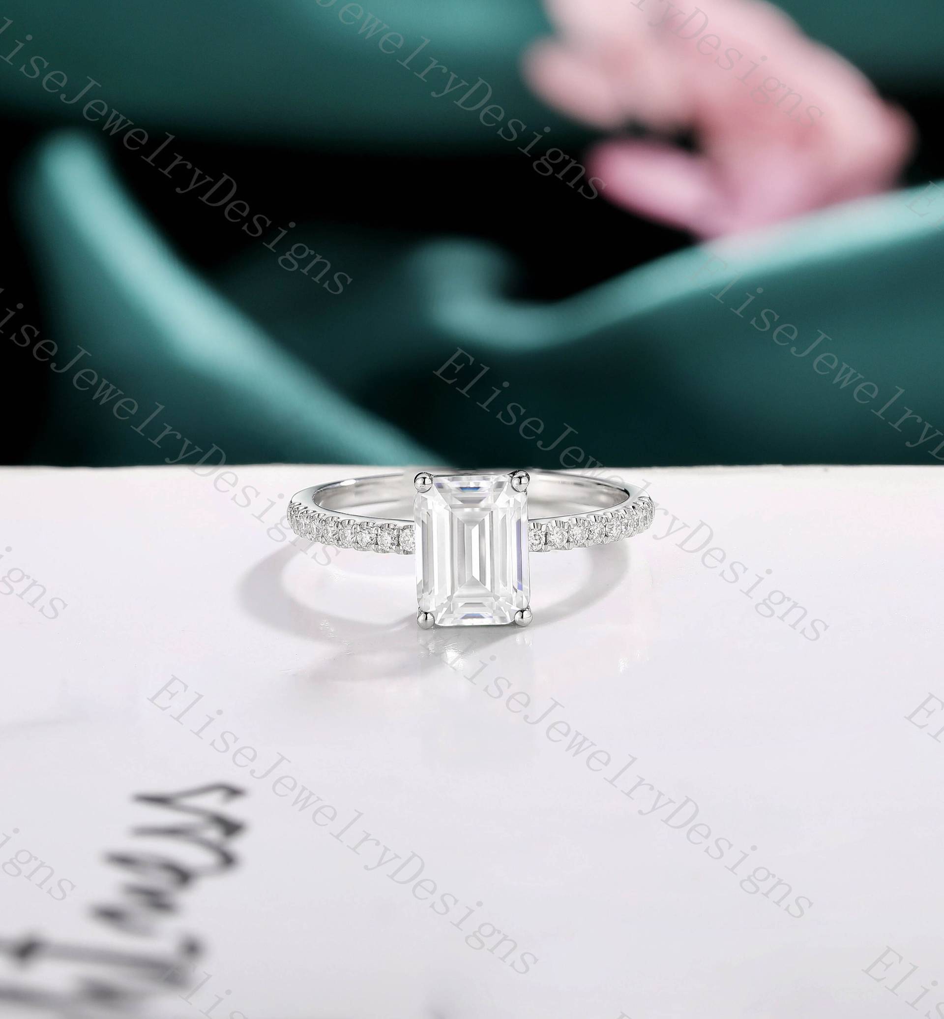 Smaragdschliff Moissanite Verlobungsring | Vintage Ring Zarter Diamant Zierlicher Weißgold von EliseJewelryDesigns