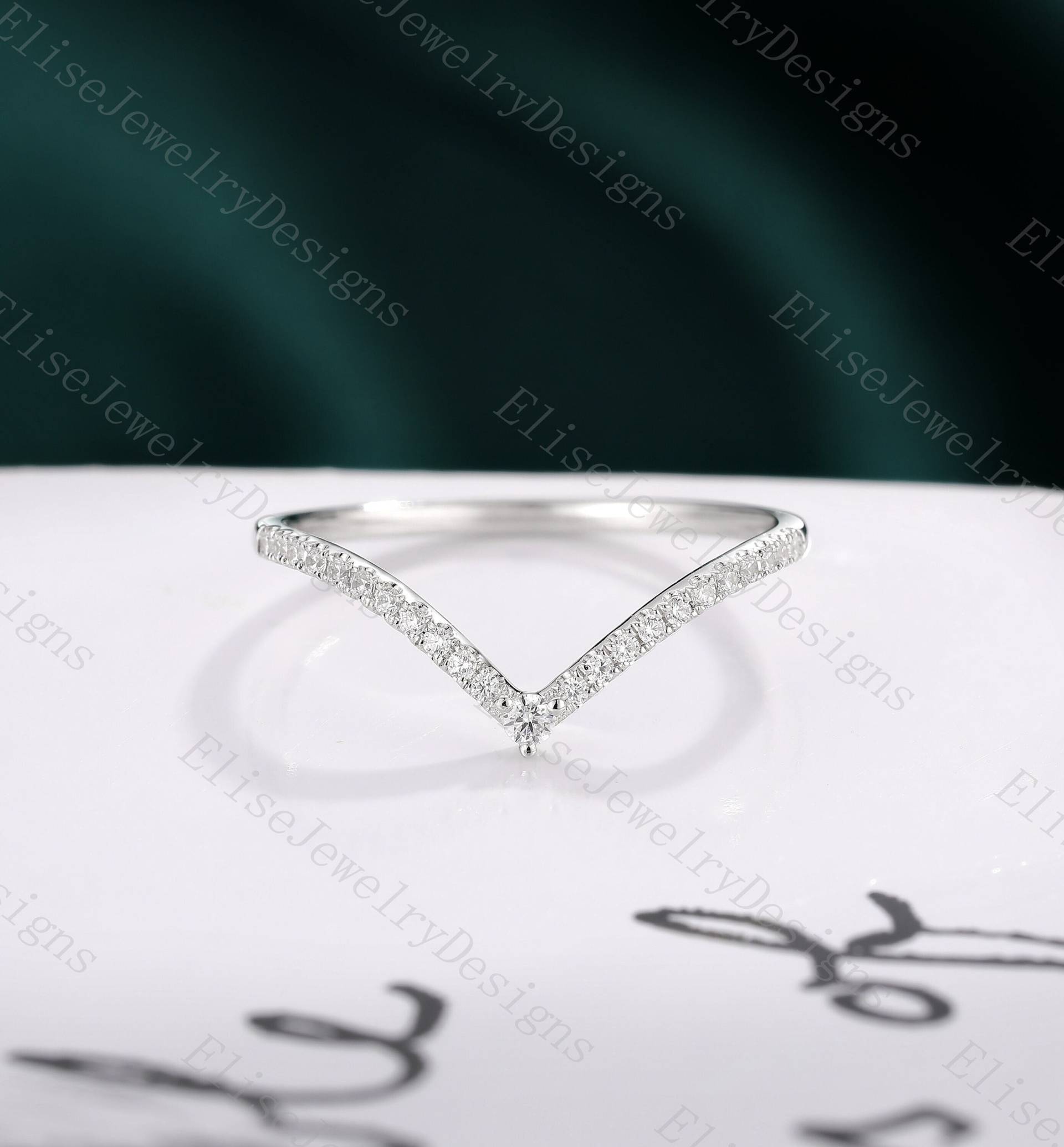 Unikat Moissanit Geschwungenes Ehering V Förmige Band Zierliche Ring Vintage Diamant Halb Ewigkeit Versprechen Jubiläumsring Brautband von EliseJewelryDesigns