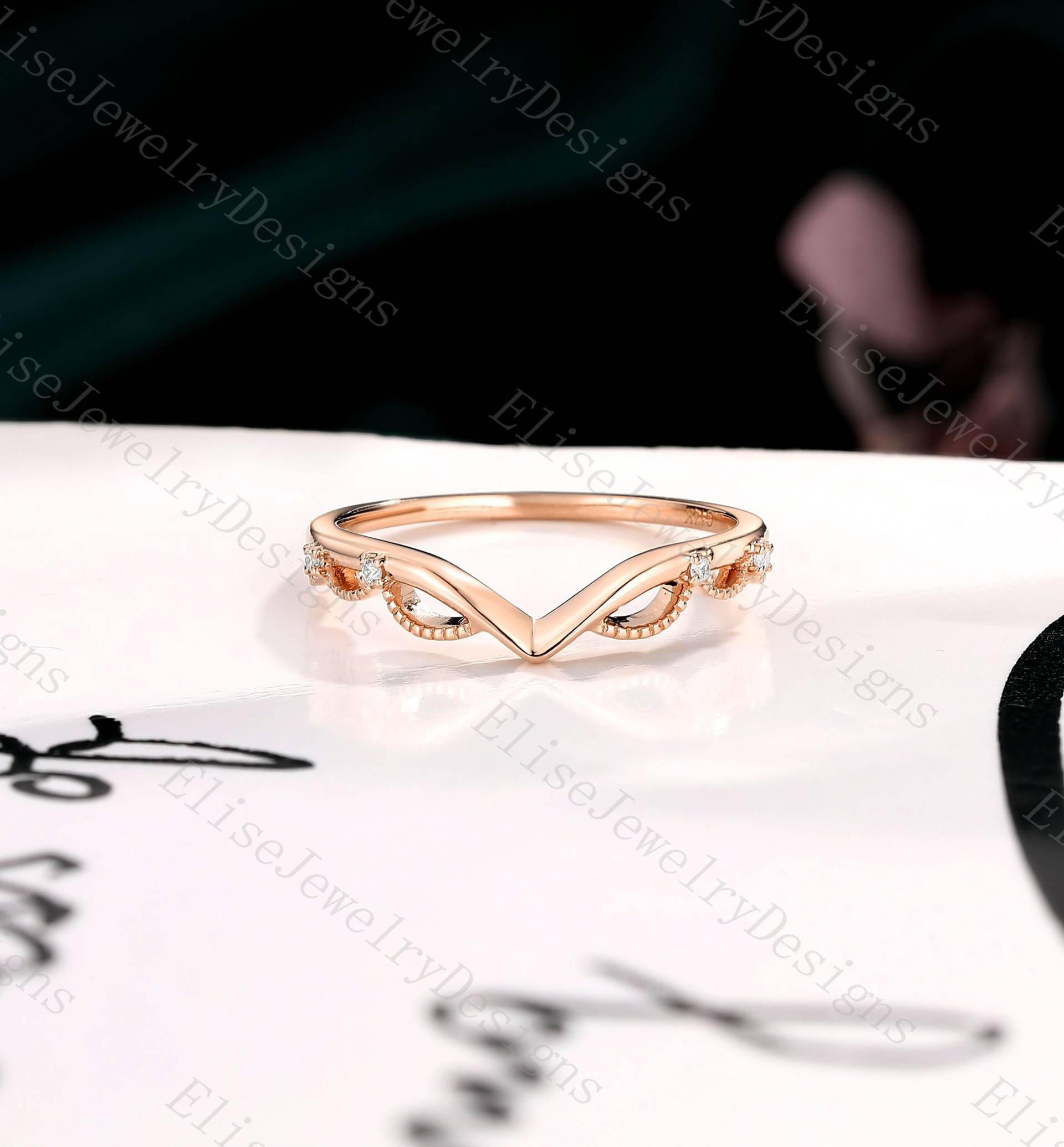 V Form Hochzeitsband Chevron Geschwungenes Ehering Handarbeit Rosegold Zierlicher Ring Antik Unikat Passender Zarter von EliseJewelryDesigns