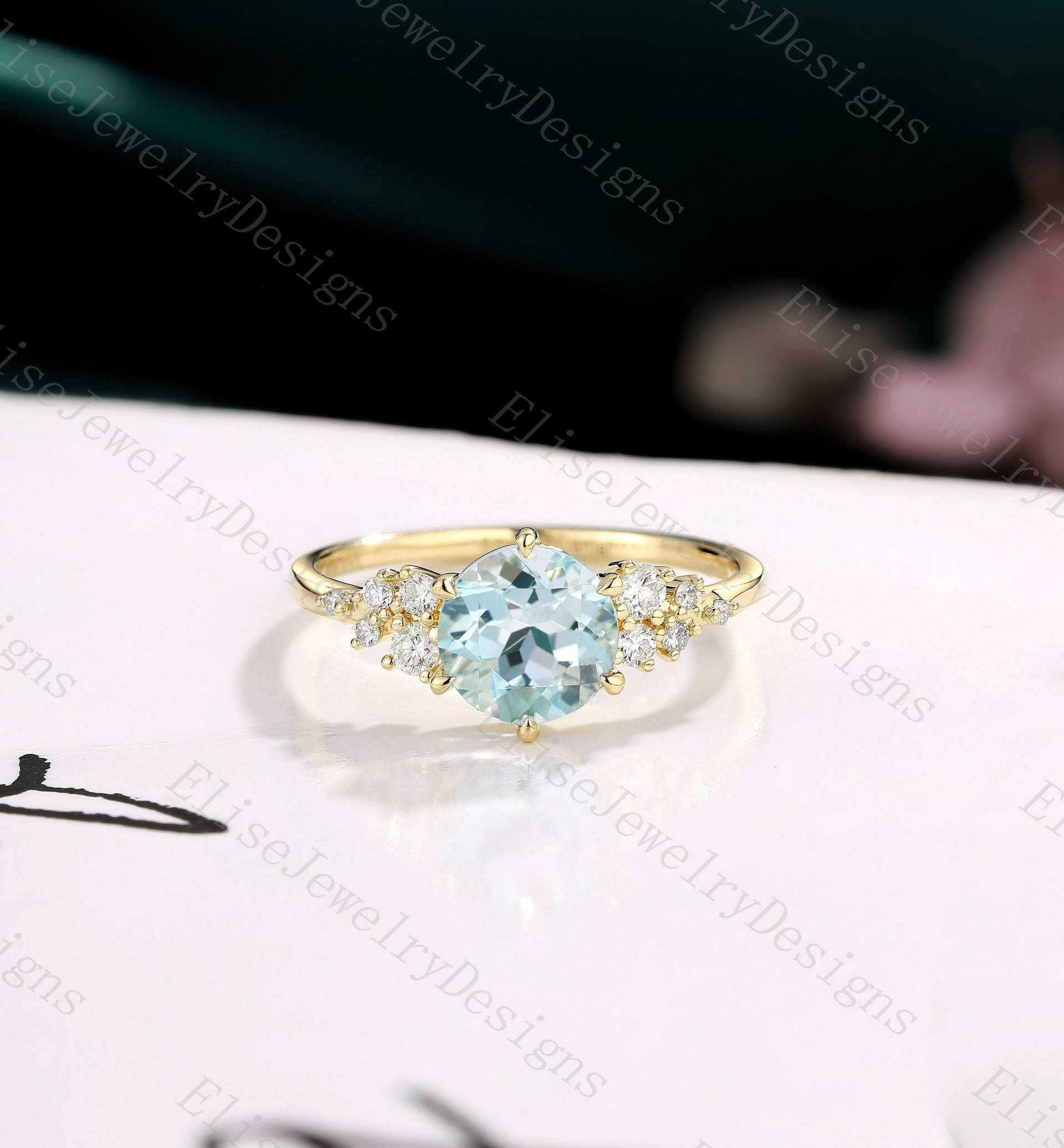 Vintage Aquamarin Ring Art Deco Unikat Blau Edelstein Gelbgold Rundschliff Verlobungsring Cluster Jubiläum Versprechen von EliseJewelryDesigns