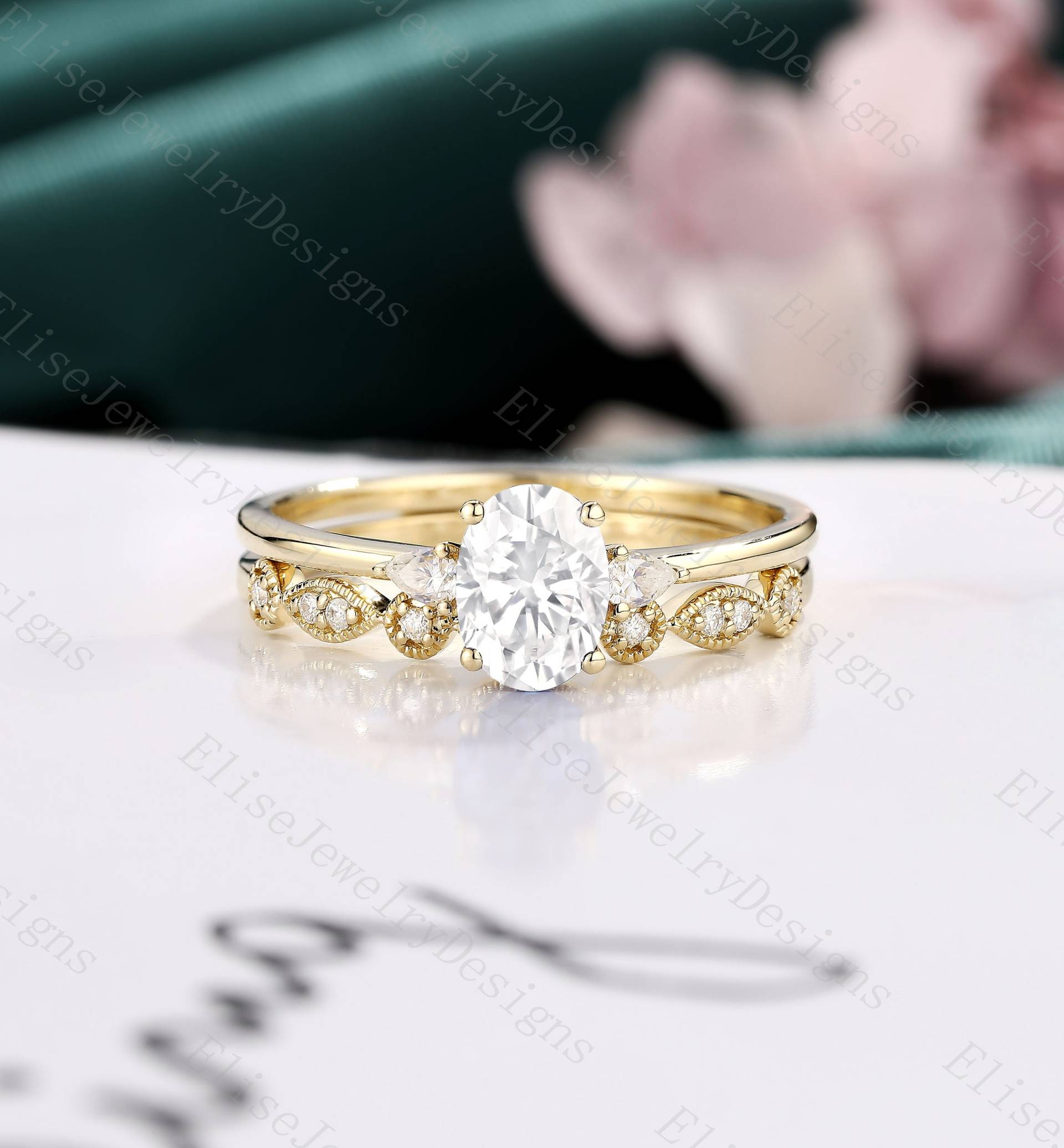 Vintage Moissanit Verlobungsring Set Oval Ring Gelbgold Stapelring Diamant Versprechen Braut von EliseJewelryDesigns