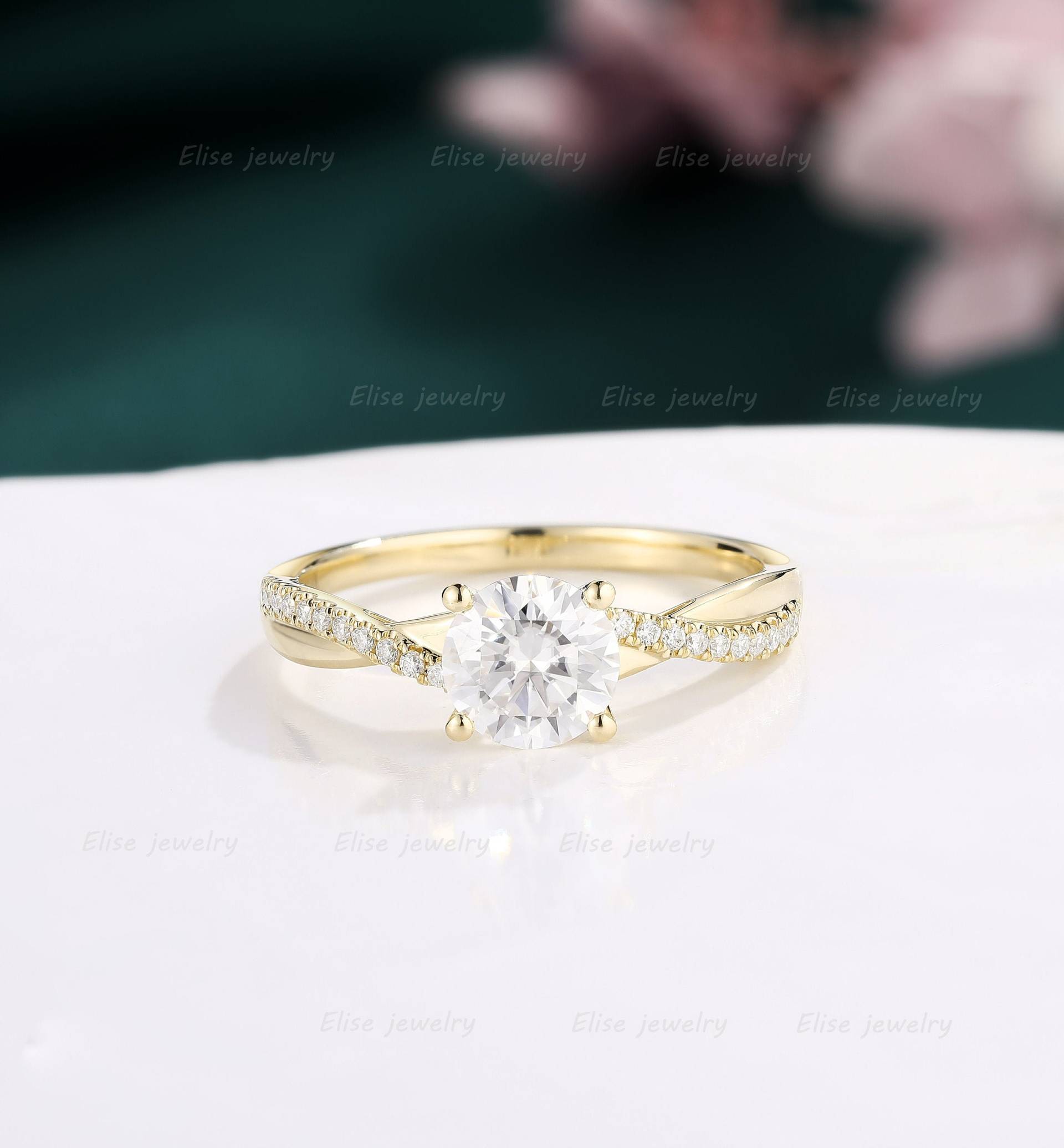 Vintage Moissanite Verlobungsring Runde Ring Twisted Band Einzigartige Gelbgold Versprechen Jahrestag Personalisierter von EliseJewelryDesigns