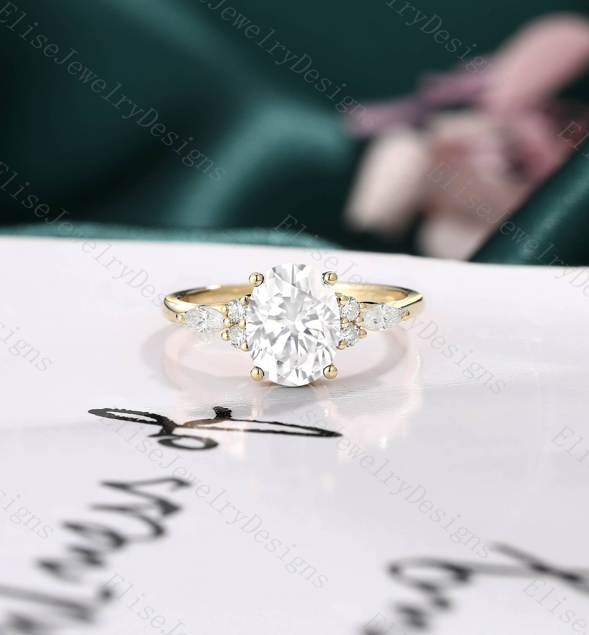 Vintage Oval Moissanite Verlobungsring Einzigartige Ring Cluster Gelbgold Frauen Marquise Diamant Braut Jubiläumsring von EliseJewelryDesigns