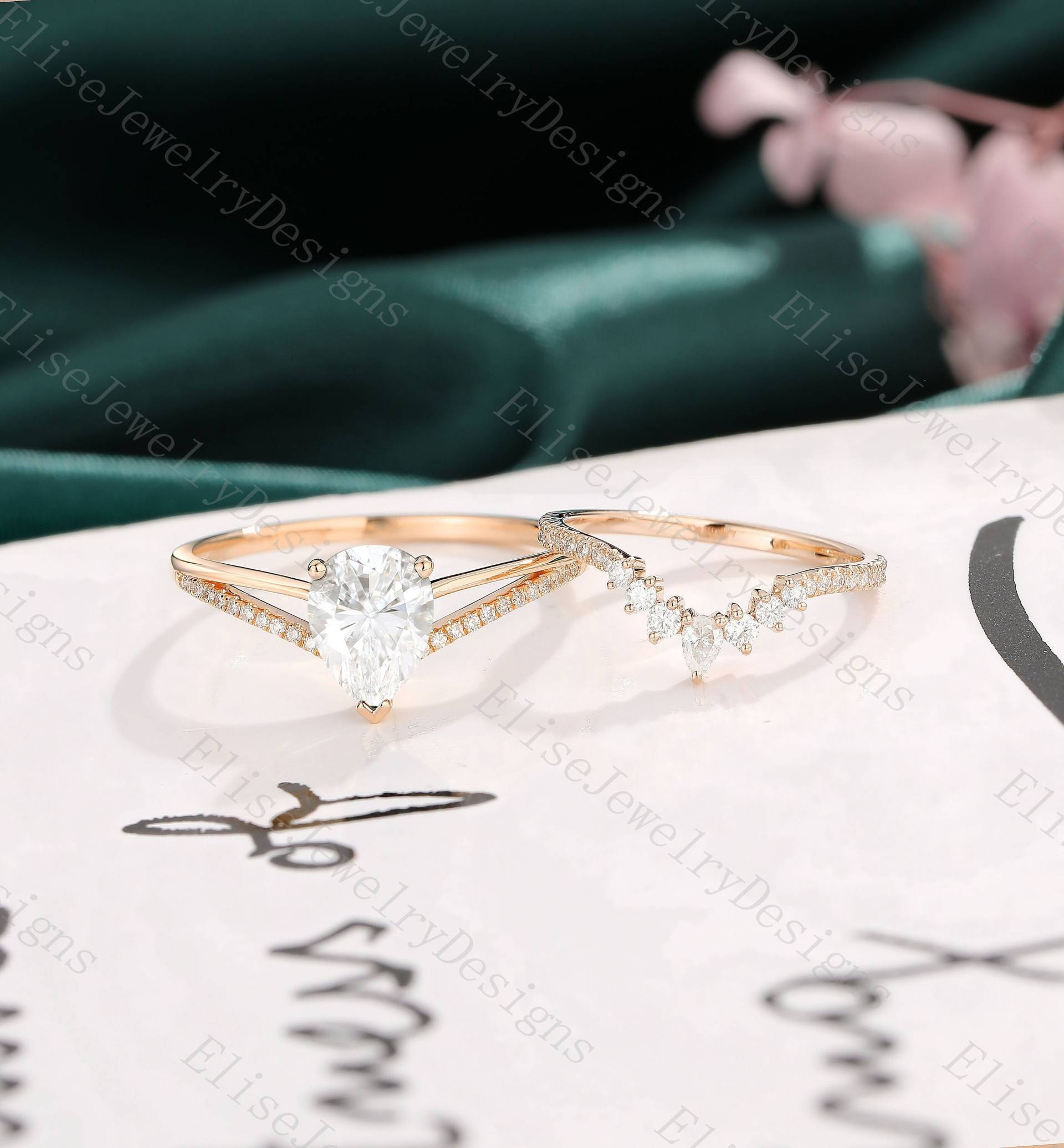 Vintage Pear Cut Moissanit Verlobungsring Set Unikat V Form Geschwungen Ehering Split Ring Rosegold Braut Jubiläum Versprechen von EliseJewelryDesigns