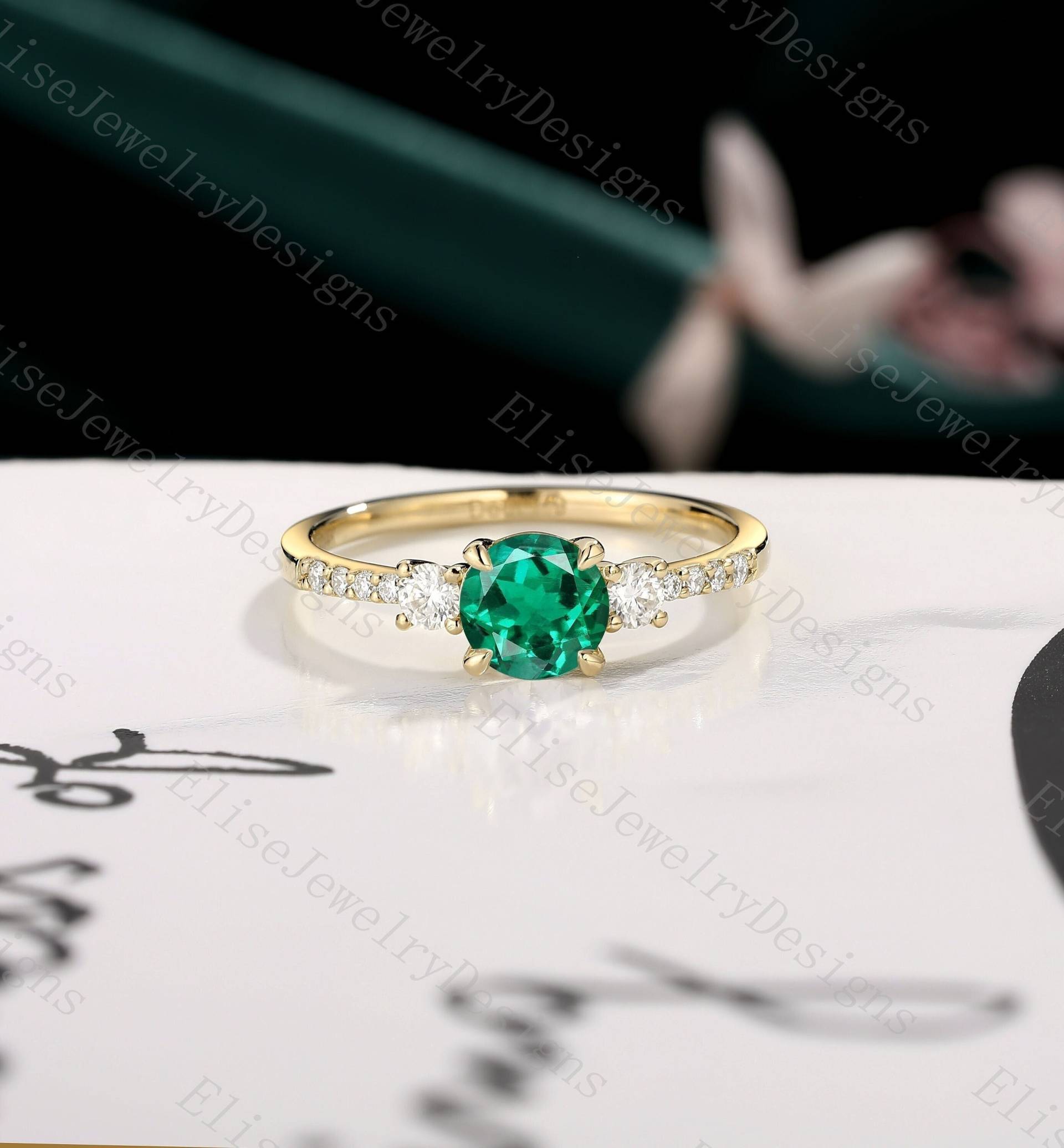 Vintage Smaragd Verlobungsring | Rundschliff Ring Gelbgold Grüner Edelstein Pave Diamant von EliseJewelryDesigns