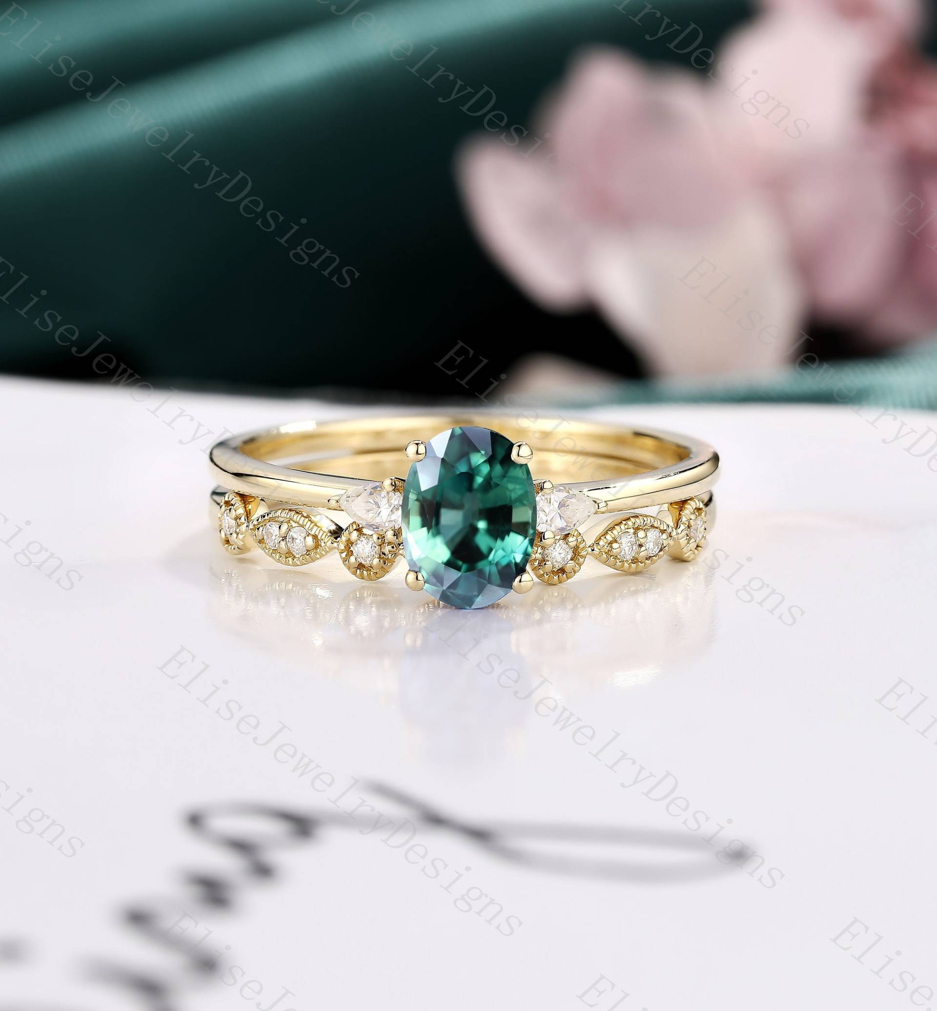 Vintage Teal Saphir Verlobungsring Set Oval Blau Grün Gelbgold Ring Milgrain Brautring Drei Stein Zierliche von EliseJewelryDesigns