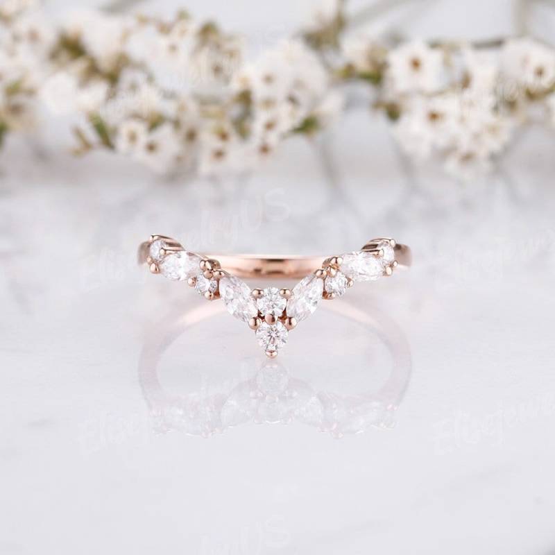 Art Deco Moissanite Ehering 14K Roségold Ring Einzigartige Marquise Cut Cluster Passender Zierliche Halbe Ewigkeit Gebogener von EliseJewelryUS