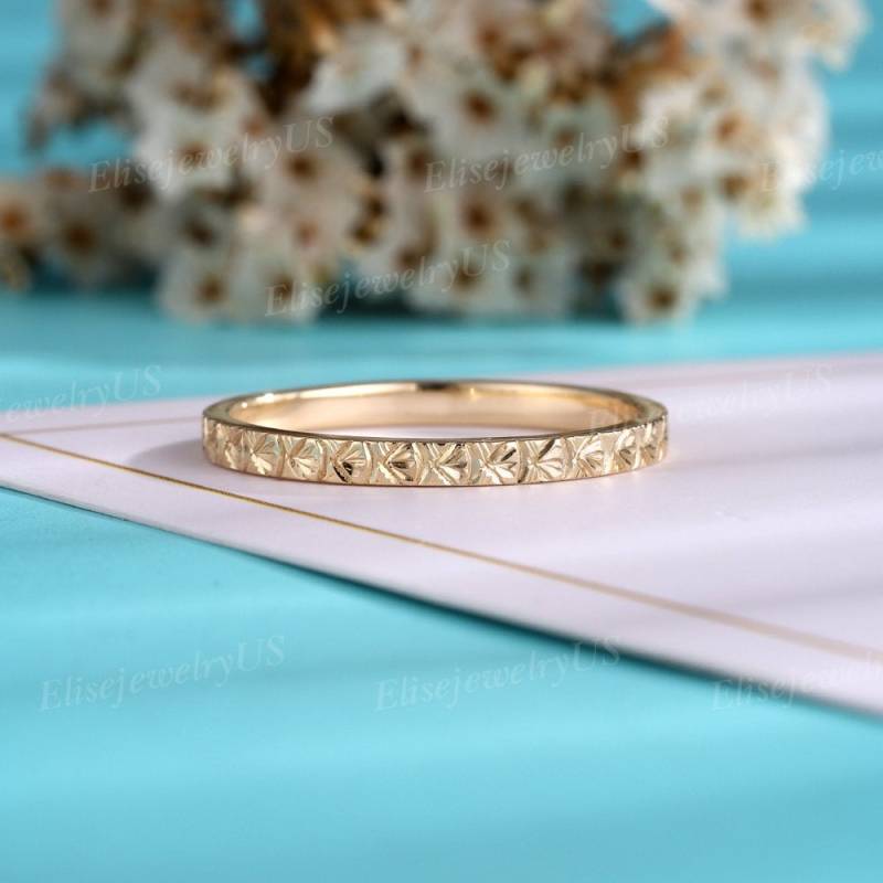 Einzigartige Hand Gravierte Ehering 14K Solid Gold Band Antike Minimalist Einfaches Stapeln Ring Geschenk Für Sie von EliseJewelryUS