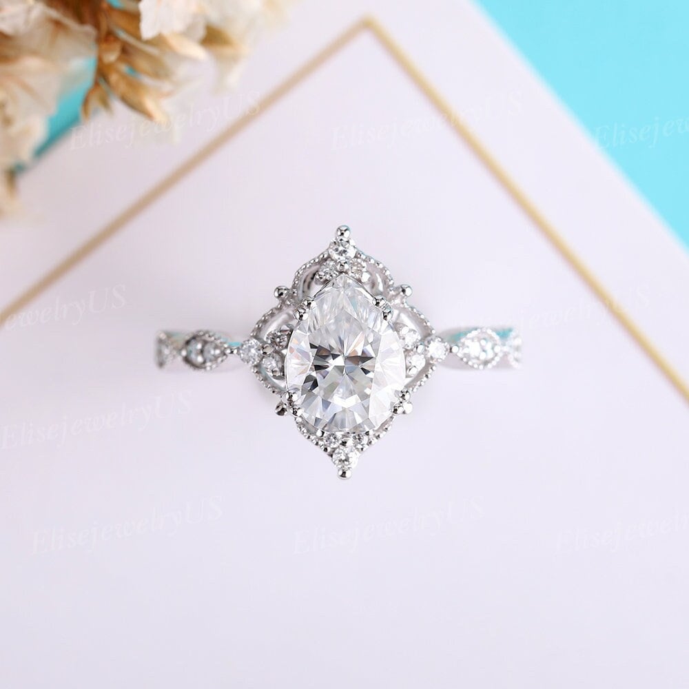 Einzigartige Moissanite Verlobungsring Pear Cut Weißgold Ehering Diamant Cluster Versprechen Ring Vintage Milgrain Jahrestagsgeschenk Für Sie von EliseJewelryUS