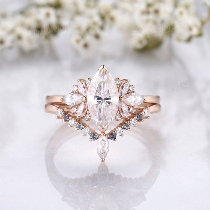 Marquise Form Moissanite Verlobungsring Set Rose Gold Brautpaar Ringe Vintage Trauringe Diamant Cluster Alexandrit Eheringe von EliseJewelryUS