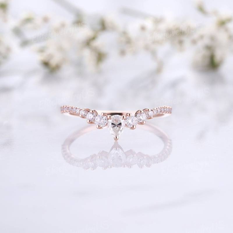 Moissanite Wedding Band Einzigartige Gebogener Ehering Rosegold Halbe Ewigkeit Stacking Passender Ring Jahrestag Brautring von EliseJewelryUS