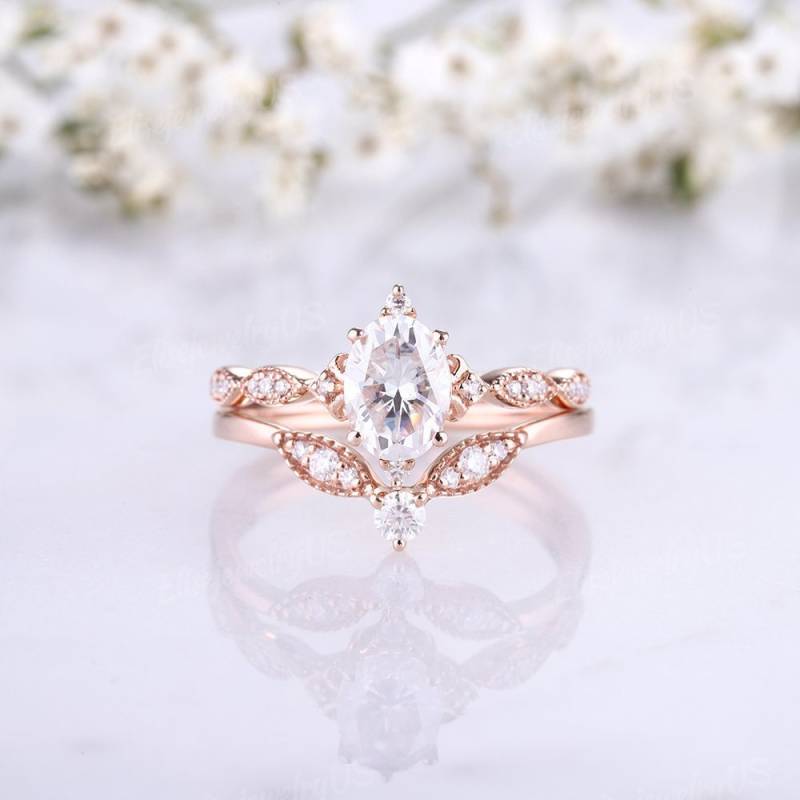 Oval Moissanite Verlobungsring Set Einzigartige Rose Gold Ehering Cluster Ring Halbe Ewigkeit Gebogener Art Deco Braut von EliseJewelryUS