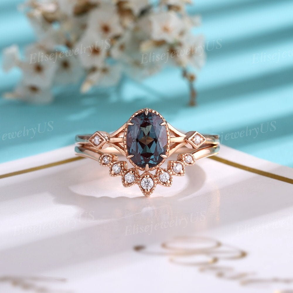 Oval Geformte Alexandrit Verlobungsring 2 Stück Roségold Antique Stacking Set Chevron Gepflasterte Ring Milgrain Vine Cluster Oval Geformte Alexandrit Verlobungsring 2 Stück Roségold Antique Stacking Set Chevron Gepflasterte Ring Milgrain Vine Cluster von EliseJewelryUS